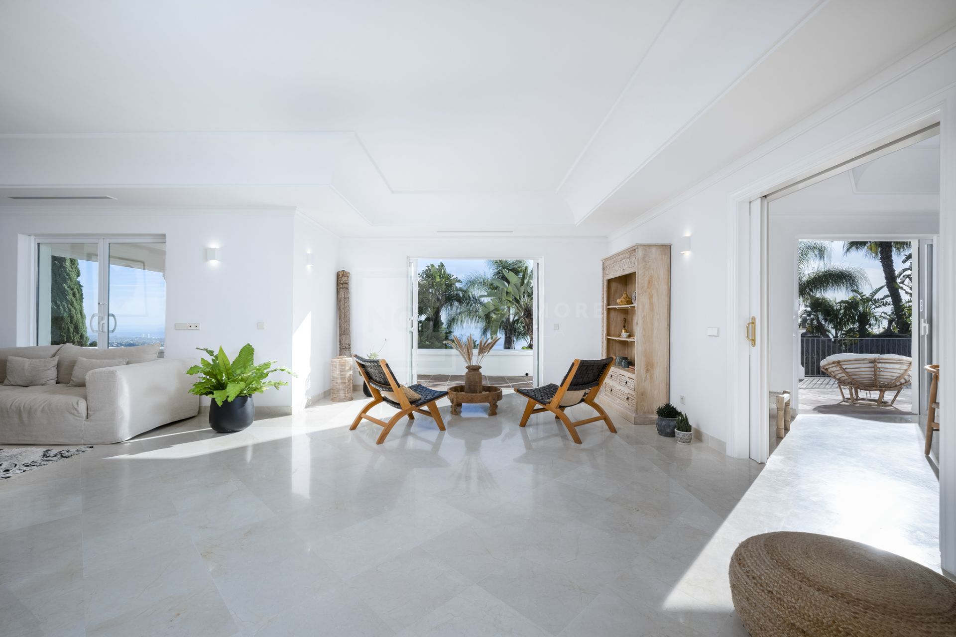 VILLA DE ESTILO ANDALUZ CON VISTAS PANORÁMICAS AL MAR EN MARBELLA ESTE
