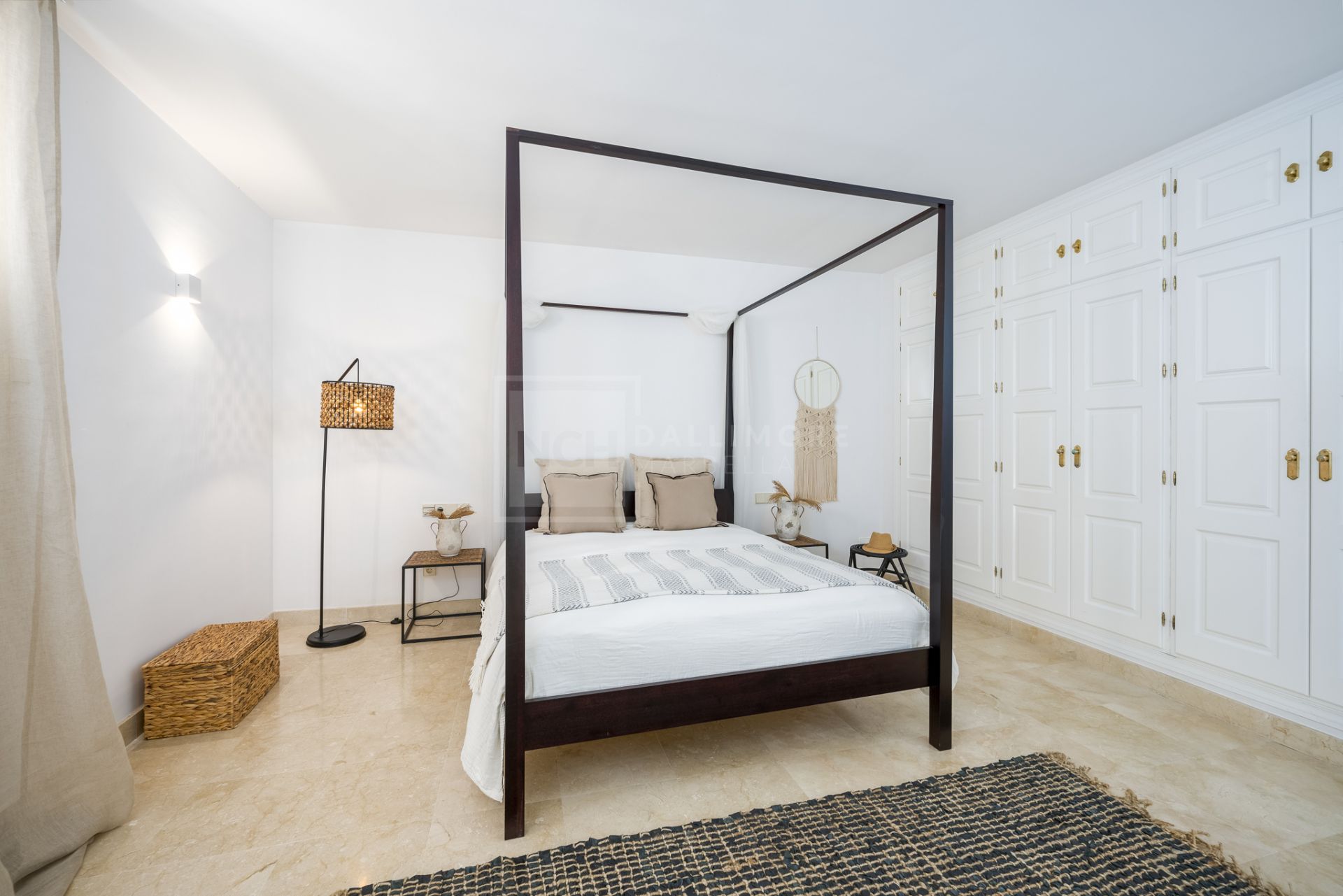 VILLA DE ESTILO ANDALUZ CON VISTAS PANORÁMICAS AL MAR EN MARBELLA ESTE
