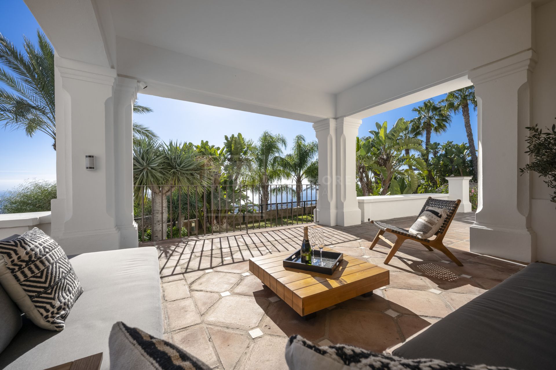 VILLA DE ESTILO ANDALUZ CON VISTAS PANORÁMICAS AL MAR EN MARBELLA ESTE