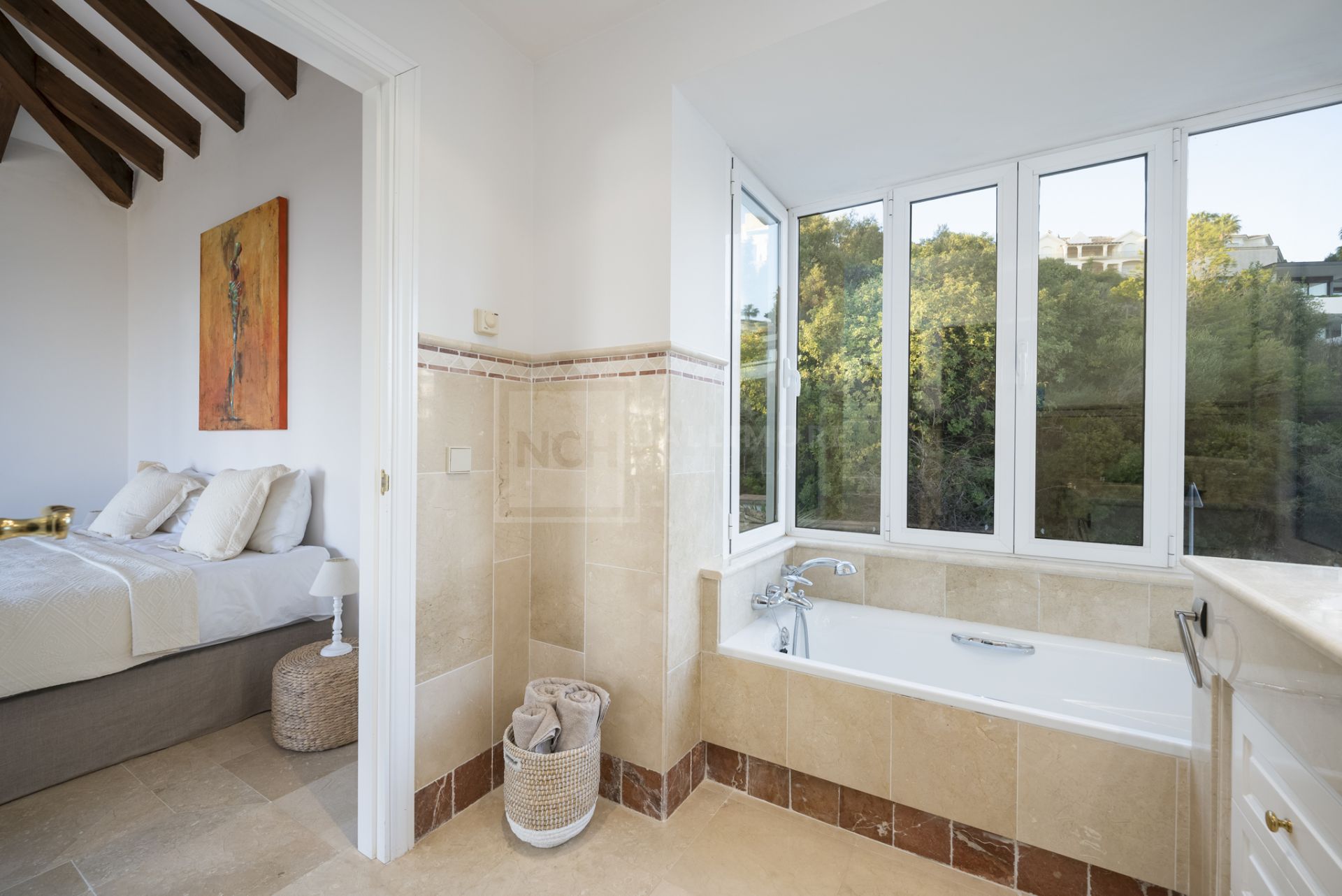VILLA DE ESTILO ANDALUZ CON VISTAS PANORÁMICAS AL MAR EN MARBELLA ESTE