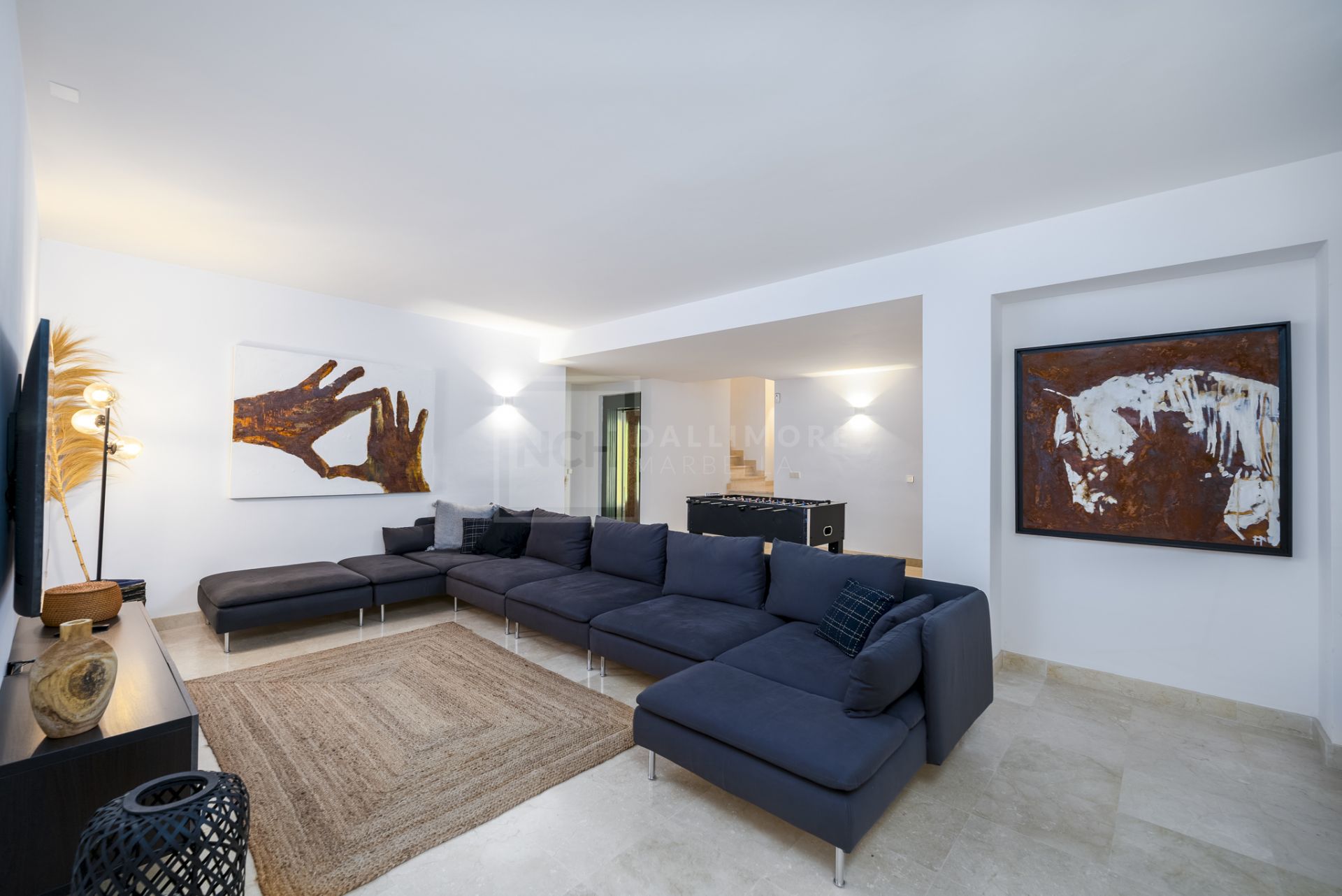 VILLA DE ESTILO ANDALUZ CON VISTAS PANORÁMICAS AL MAR EN MARBELLA ESTE