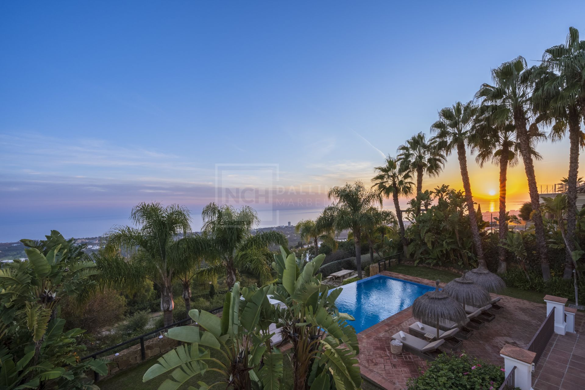 VILLA DE ESTILO ANDALUZ CON VISTAS PANORÁMICAS AL MAR EN MARBELLA ESTE