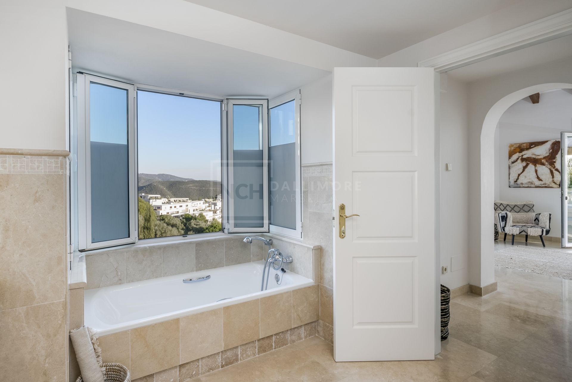 VILLA DE ESTILO ANDALUZ CON VISTAS PANORÁMICAS AL MAR EN MARBELLA ESTE