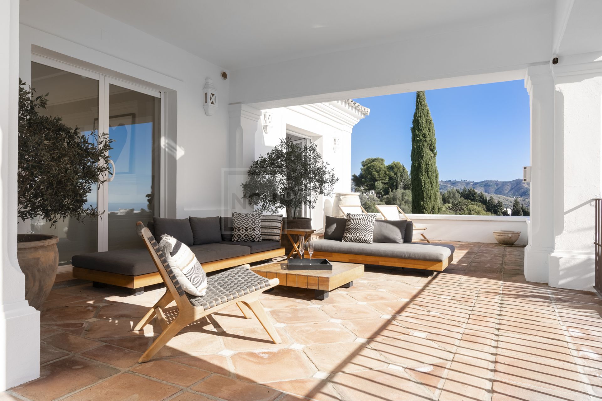 VILLA DE ESTILO ANDALUZ CON VISTAS PANORÁMICAS AL MAR EN MARBELLA ESTE