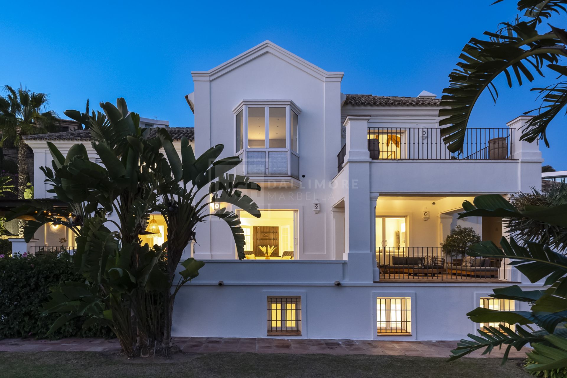 VILLA DE ESTILO ANDALUZ CON VISTAS PANORÁMICAS AL MAR EN MARBELLA ESTE