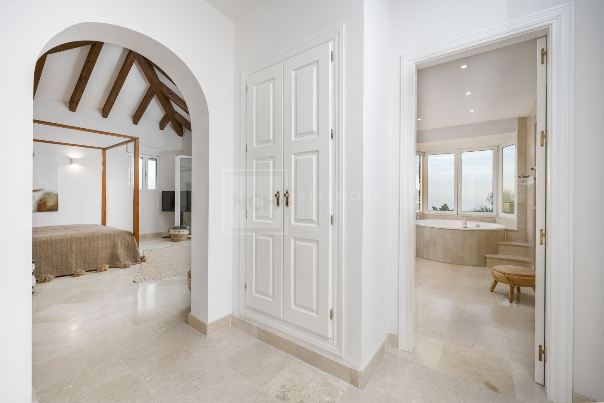 VILLA DE ESTILO ANDALUZ CON VISTAS PANORÁMICAS AL MAR EN MARBELLA ESTE