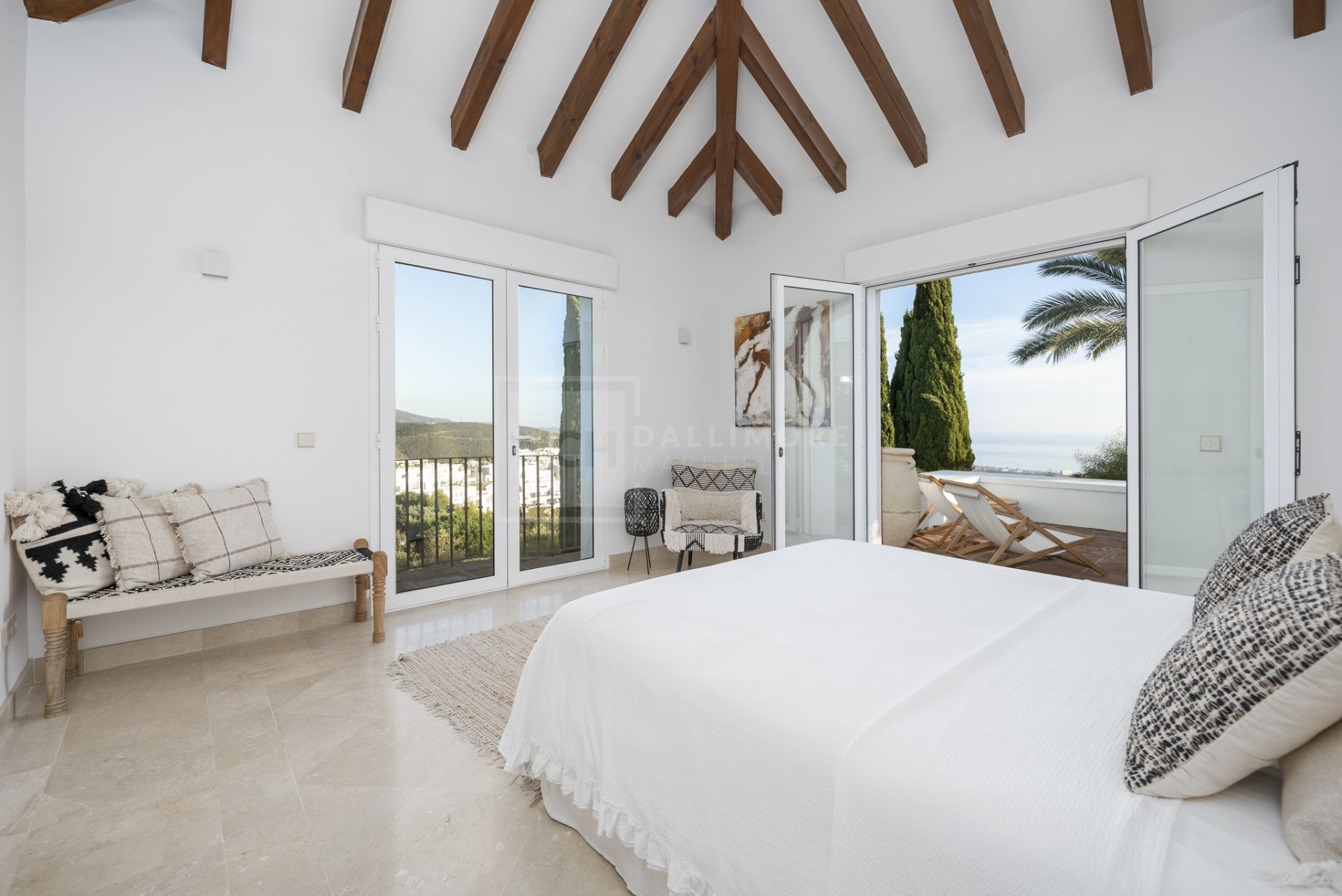 VILLA DE ESTILO ANDALUZ CON VISTAS PANORÁMICAS AL MAR EN MARBELLA ESTE