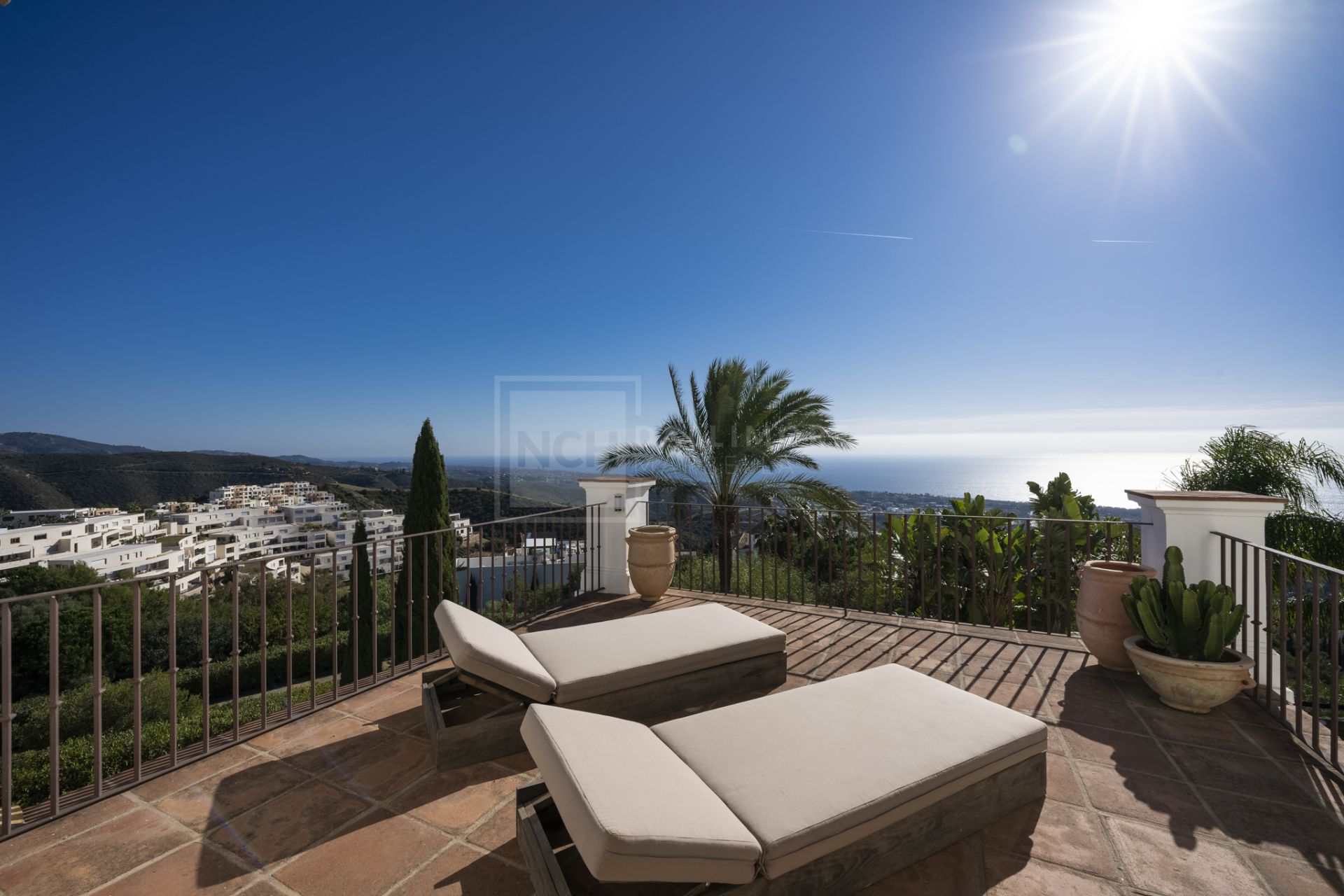 VILLA DE ESTILO ANDALUZ CON VISTAS PANORÁMICAS AL MAR EN MARBELLA ESTE