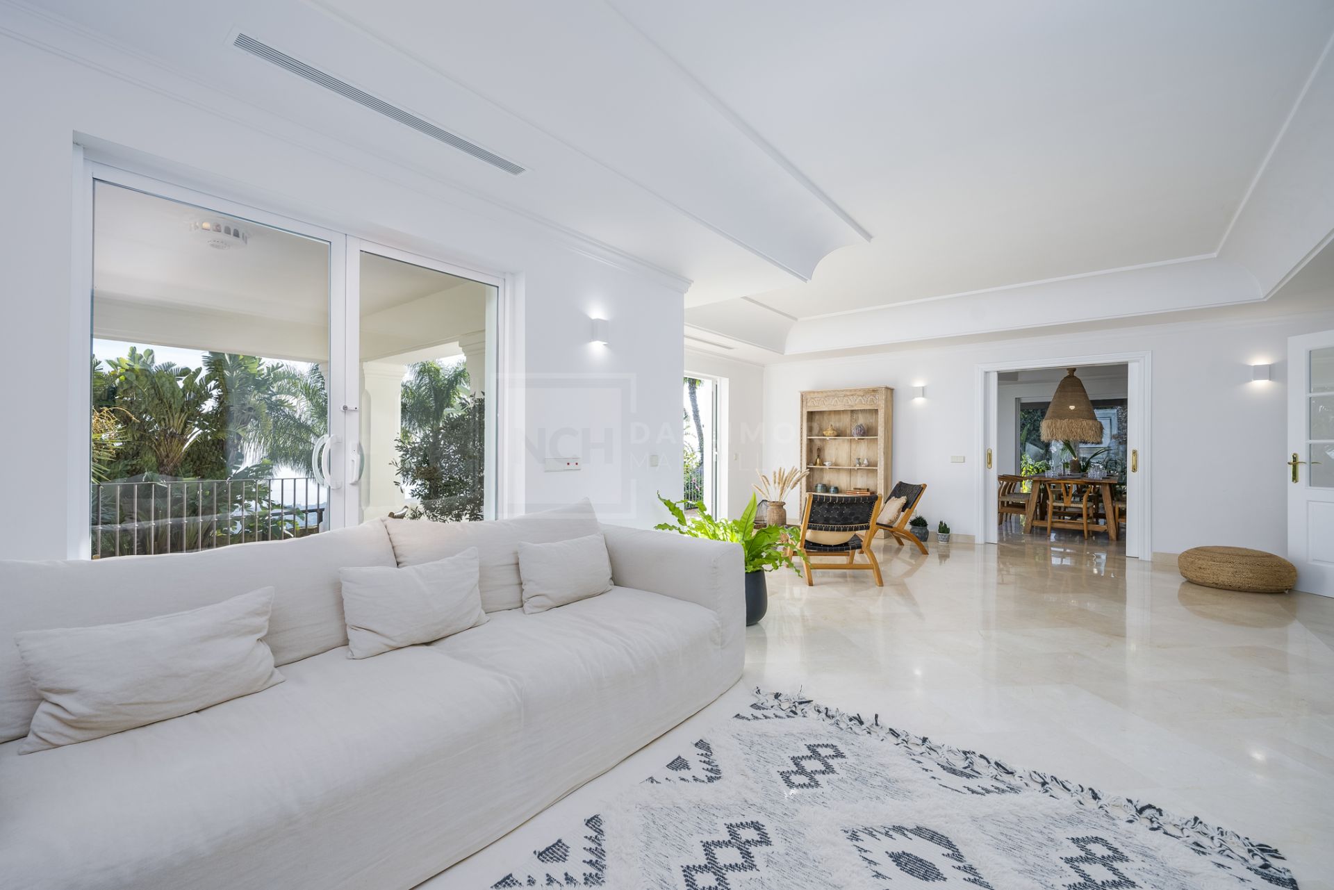 VILLA DE ESTILO ANDALUZ CON VISTAS PANORÁMICAS AL MAR EN MARBELLA ESTE