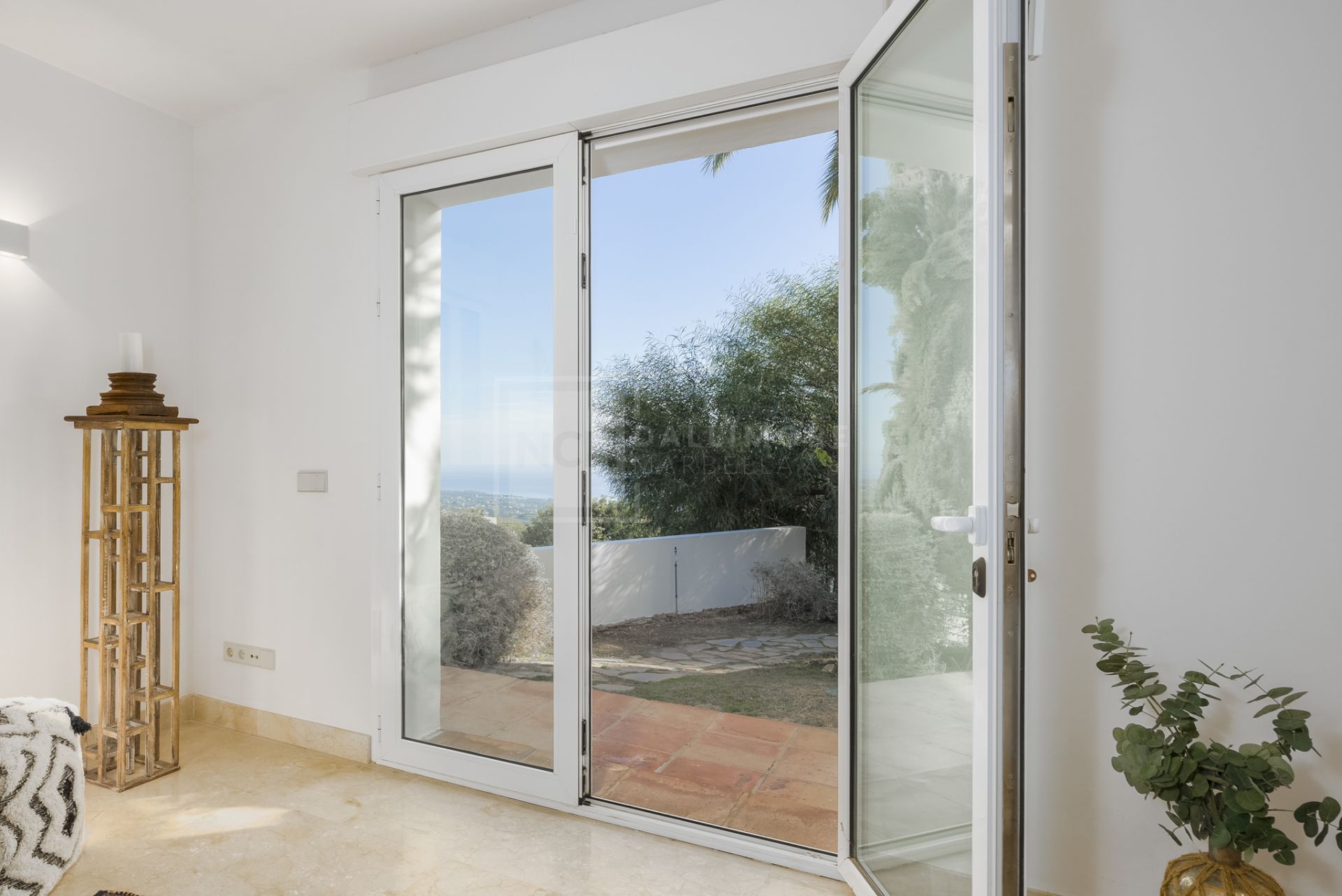 VILLA DE ESTILO ANDALUZ CON VISTAS PANORÁMICAS AL MAR EN MARBELLA ESTE