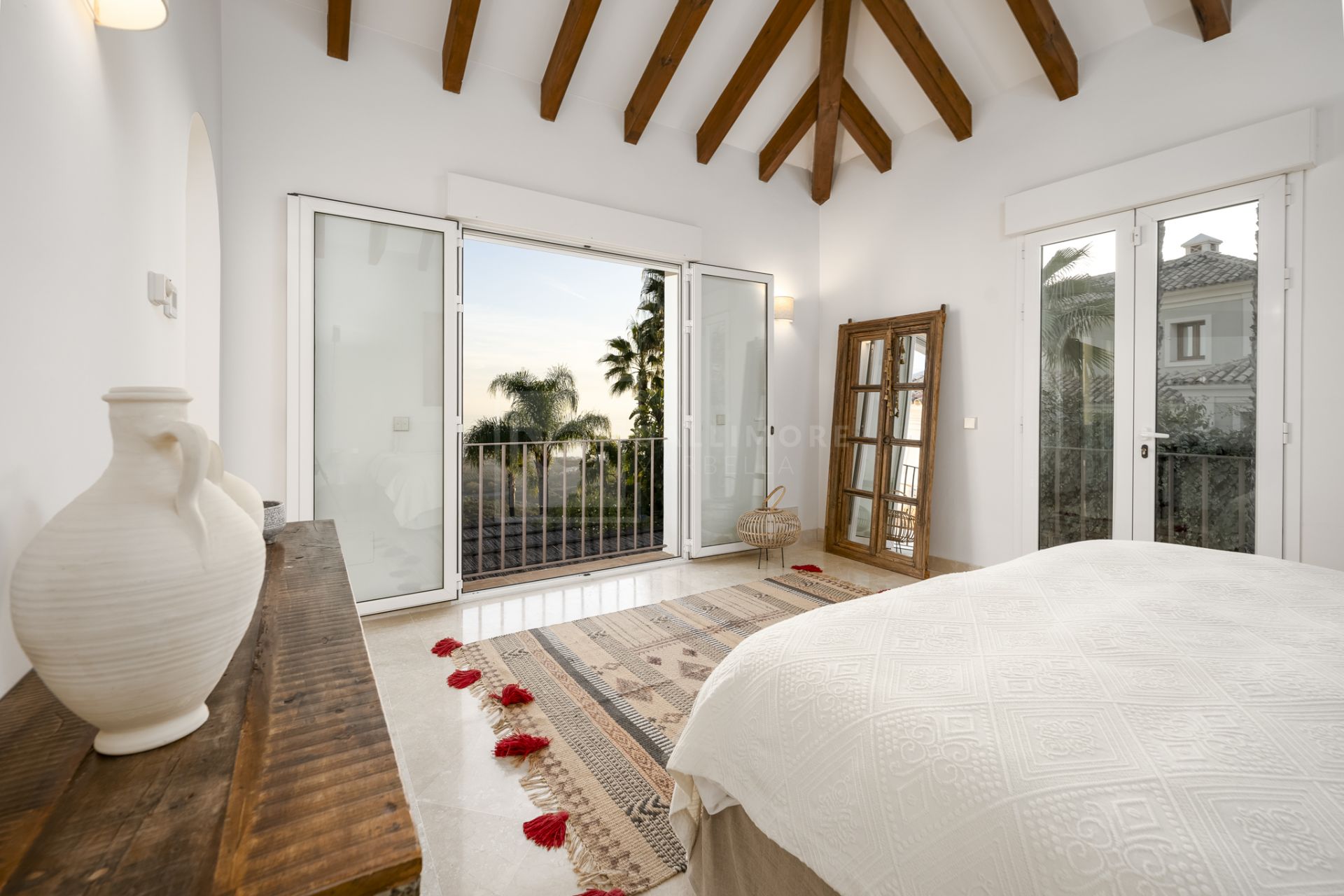 VILLA DE ESTILO ANDALUZ CON VISTAS PANORÁMICAS AL MAR EN MARBELLA ESTE