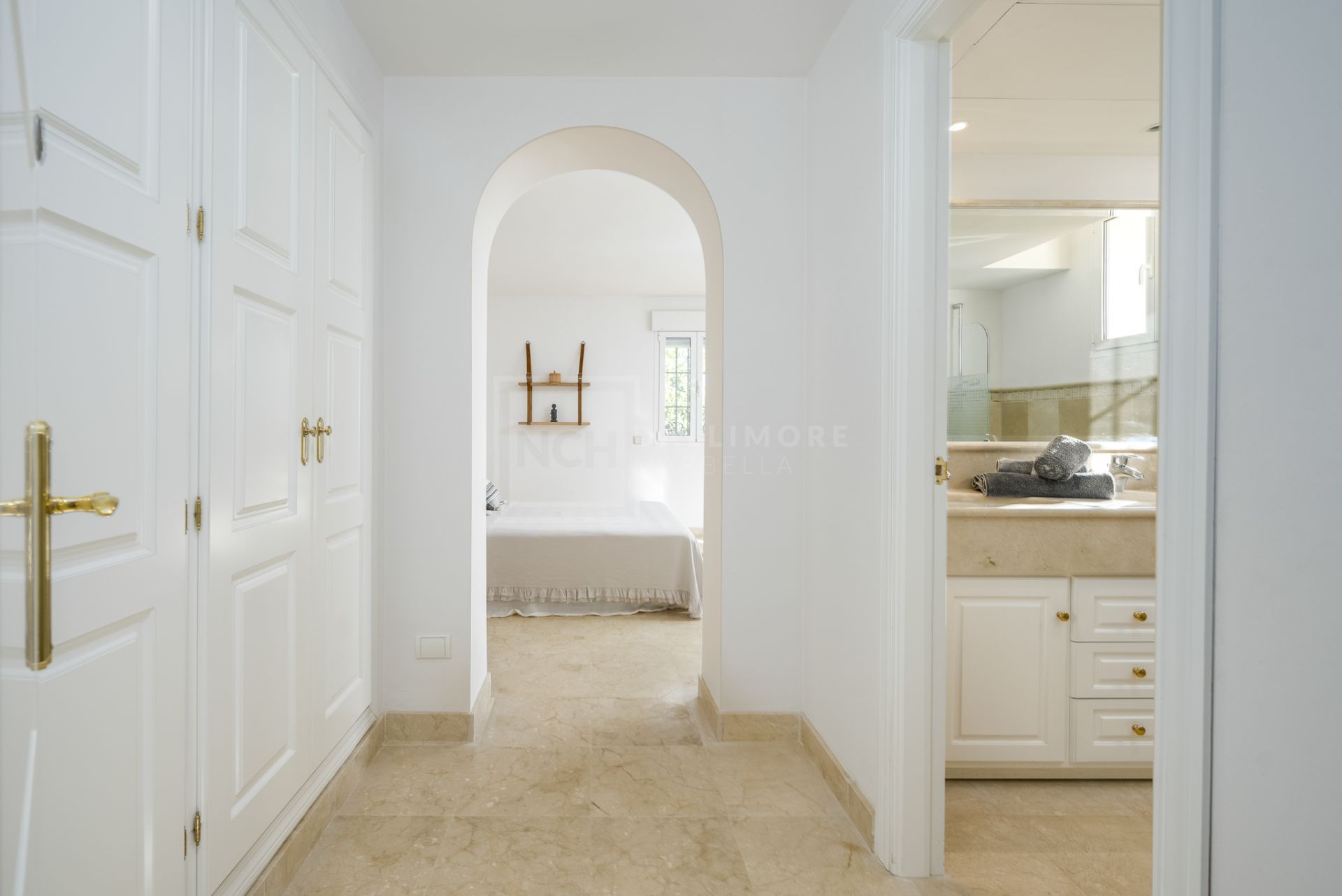 VILLA DE ESTILO ANDALUZ CON VISTAS PANORÁMICAS AL MAR EN MARBELLA ESTE