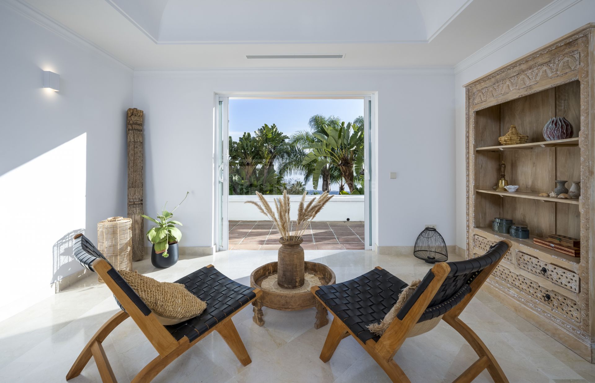 VILLA DE ESTILO ANDALUZ CON VISTAS PANORÁMICAS AL MAR EN MARBELLA ESTE