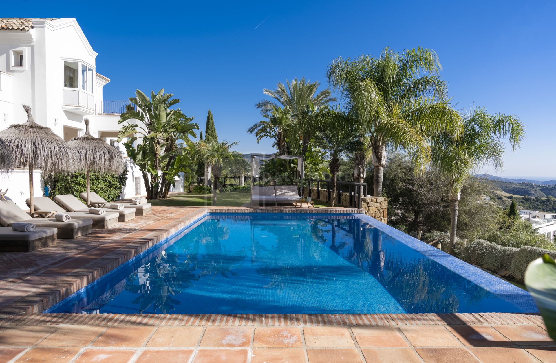 VILLA DE ESTILO ANDALUZ CON VISTAS PANORÁMICAS AL MAR EN MARBELLA ESTE