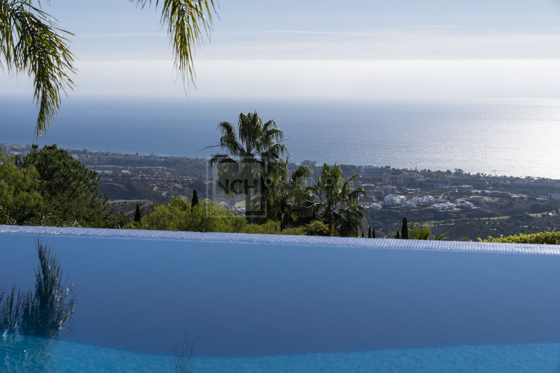 VILLA DE ESTILO ANDALUZ CON VISTAS PANORÁMICAS AL MAR EN MARBELLA ESTE