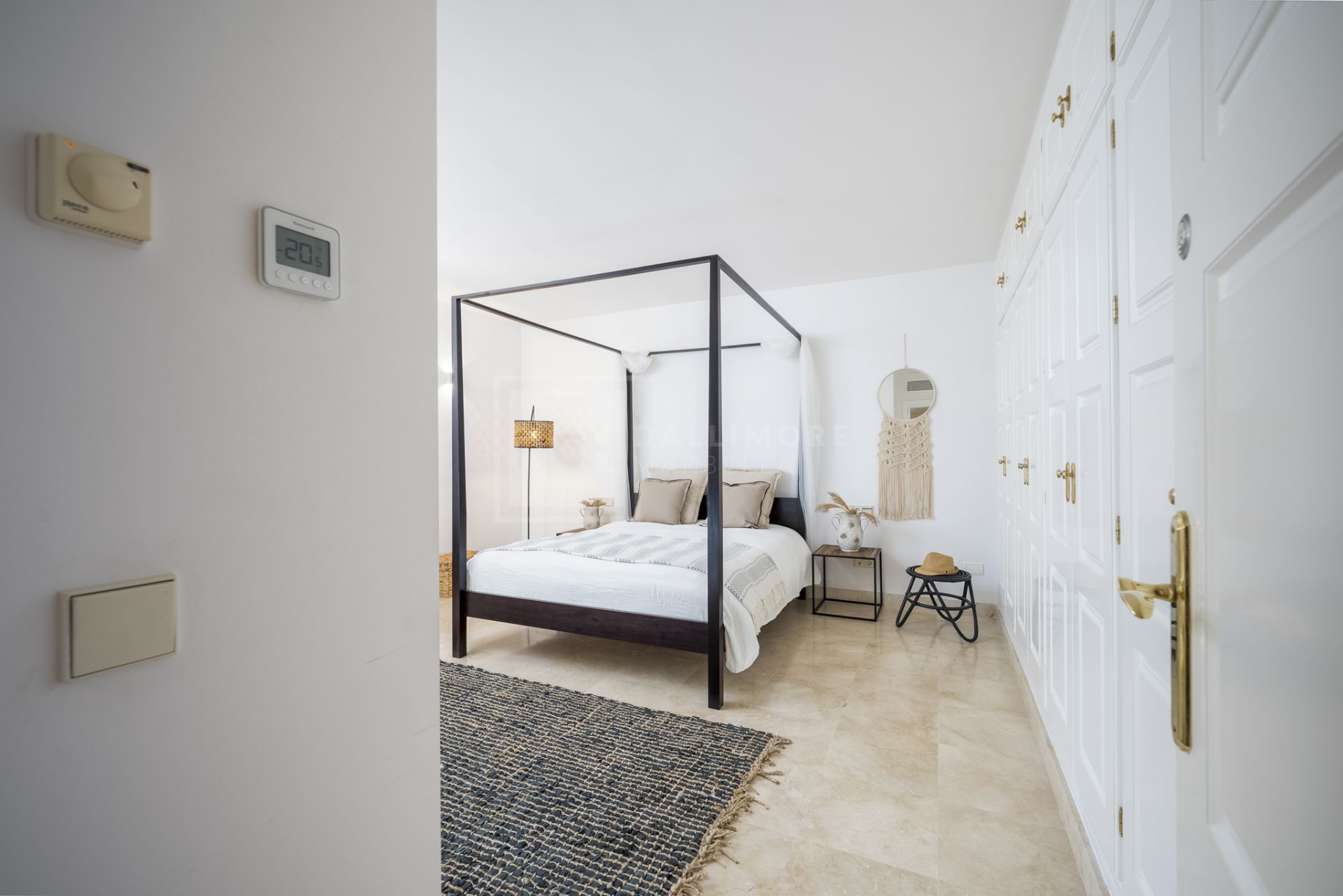 VILLA DE ESTILO ANDALUZ CON VISTAS PANORÁMICAS AL MAR EN MARBELLA ESTE