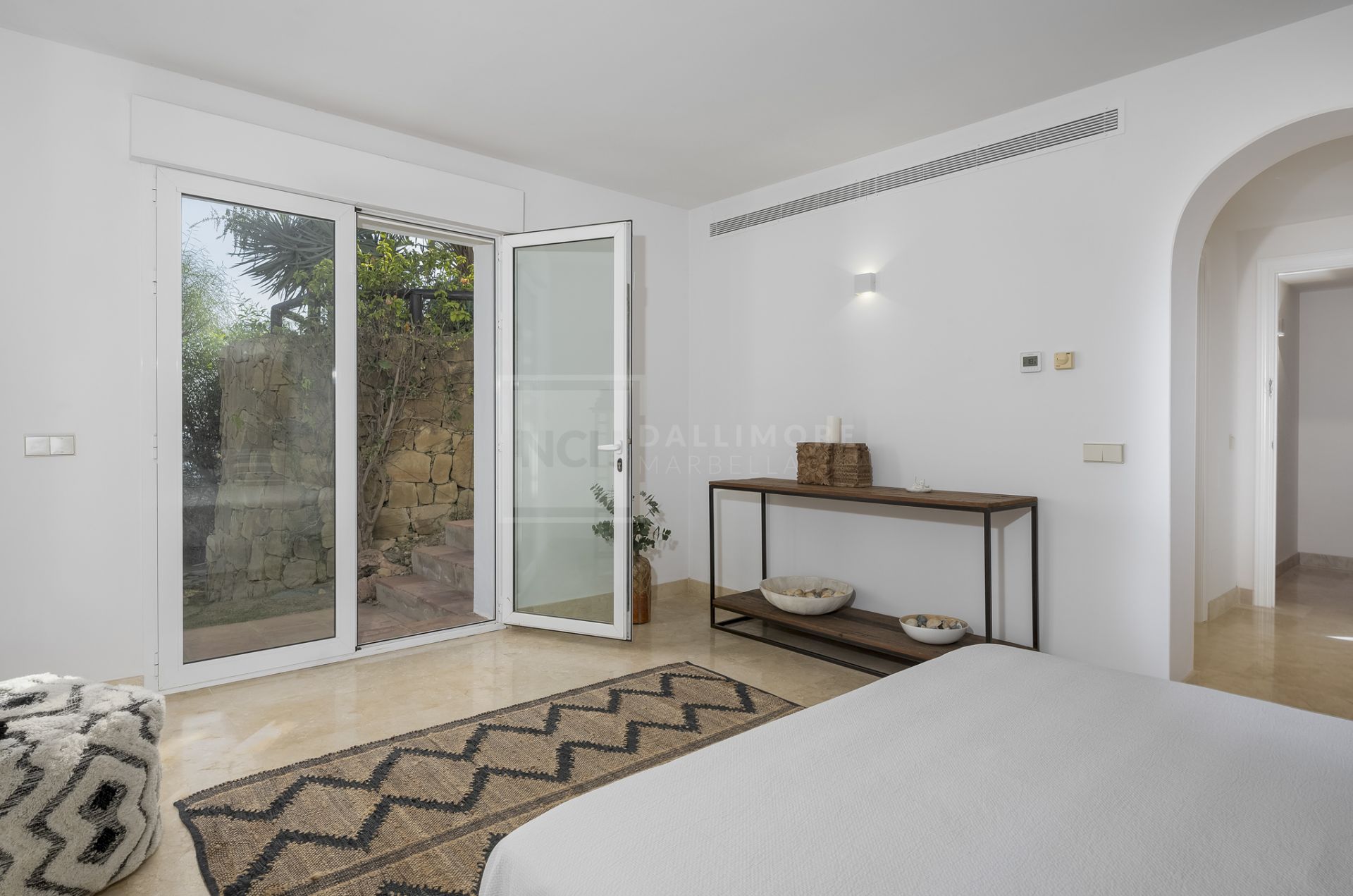 VILLA DE ESTILO ANDALUZ CON VISTAS PANORÁMICAS AL MAR EN MARBELLA ESTE