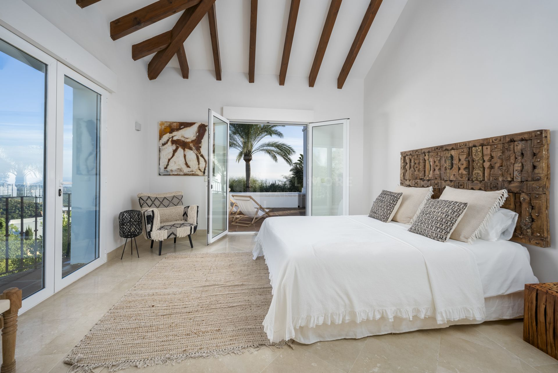 VILLA DE ESTILO ANDALUZ CON VISTAS PANORÁMICAS AL MAR EN MARBELLA ESTE