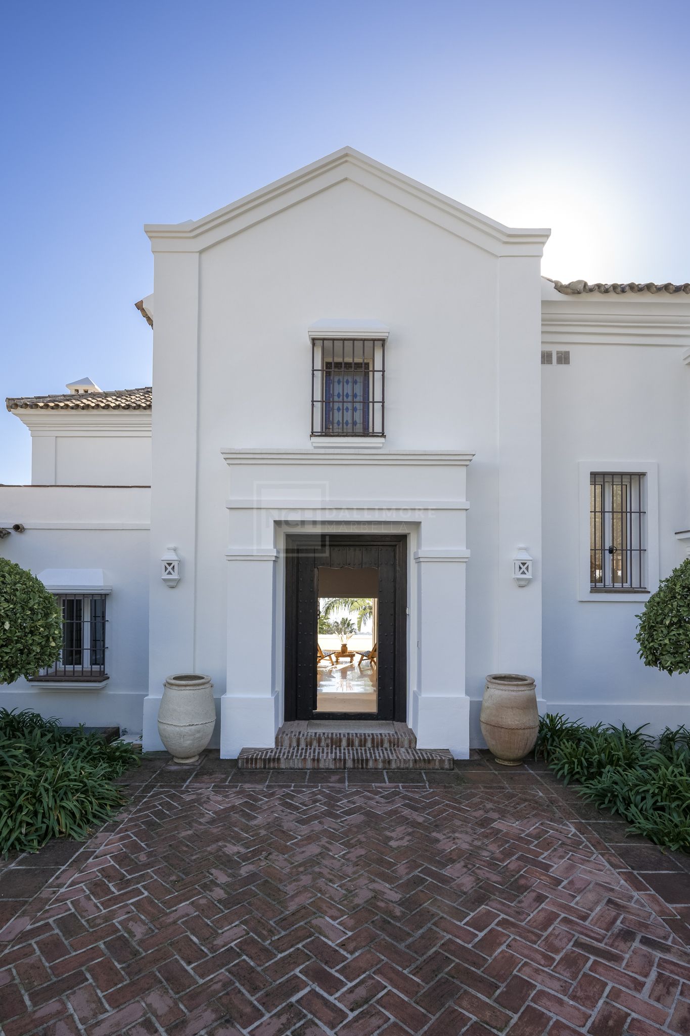 VILLA DE ESTILO ANDALUZ CON VISTAS PANORÁMICAS AL MAR EN MARBELLA ESTE