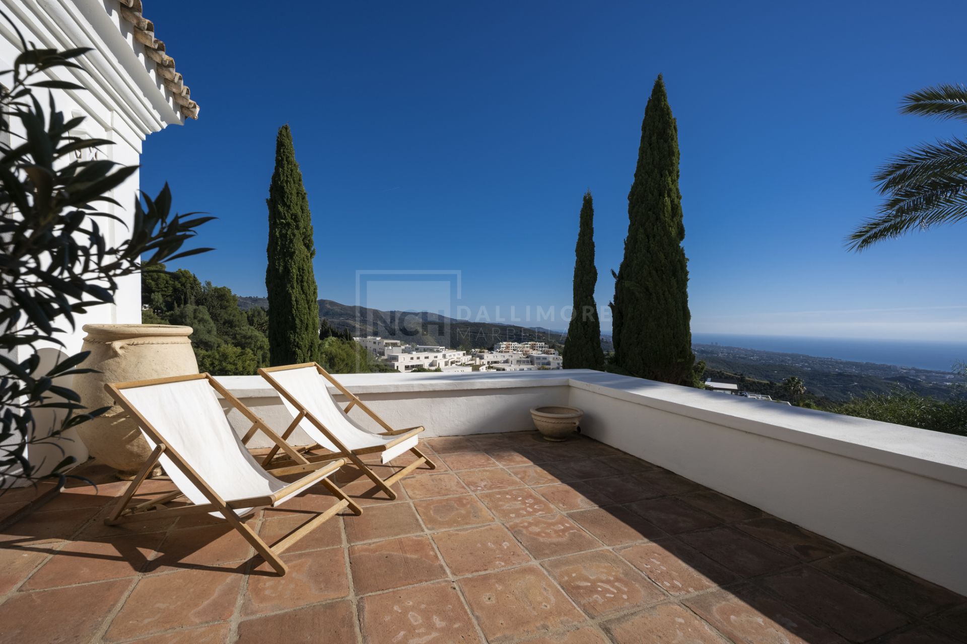 VILLA DE ESTILO ANDALUZ CON VISTAS PANORÁMICAS AL MAR EN MARBELLA ESTE