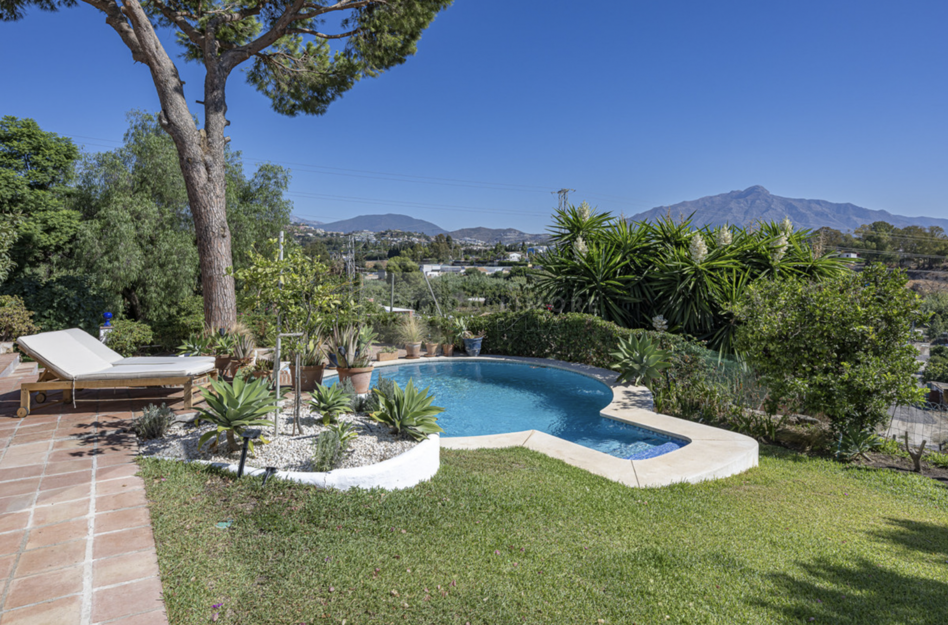 VILLA RÚSTICA EN GUADALMINA ALTA