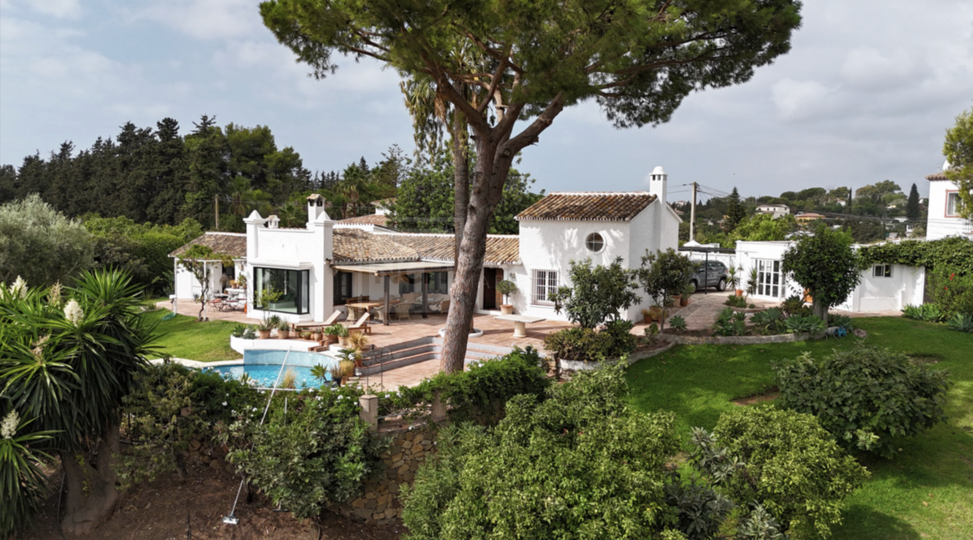 VILLA RÚSTICA EN GUADALMINA ALTA
