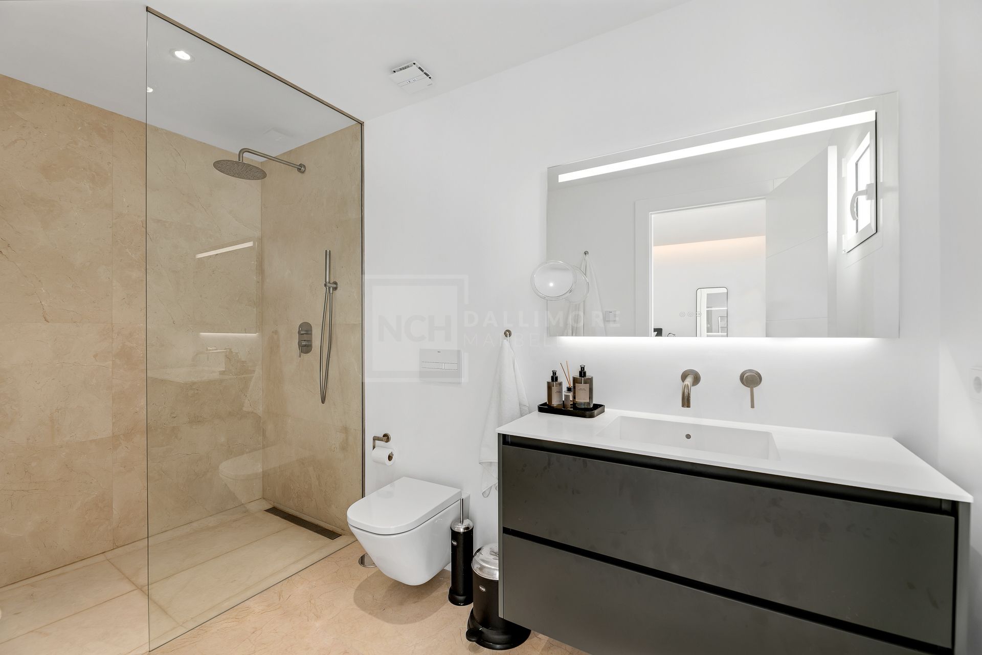APARTMENT WITH STUNNING VIEWS IN PUERTO BANUS