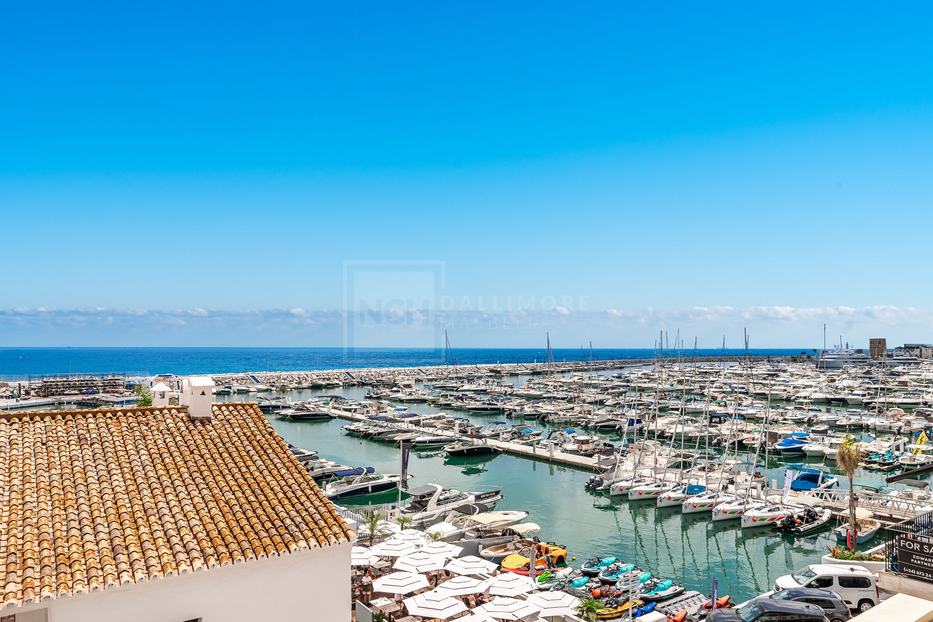 APARTMENT WITH STUNNING VIEWS IN PUERTO BANUS