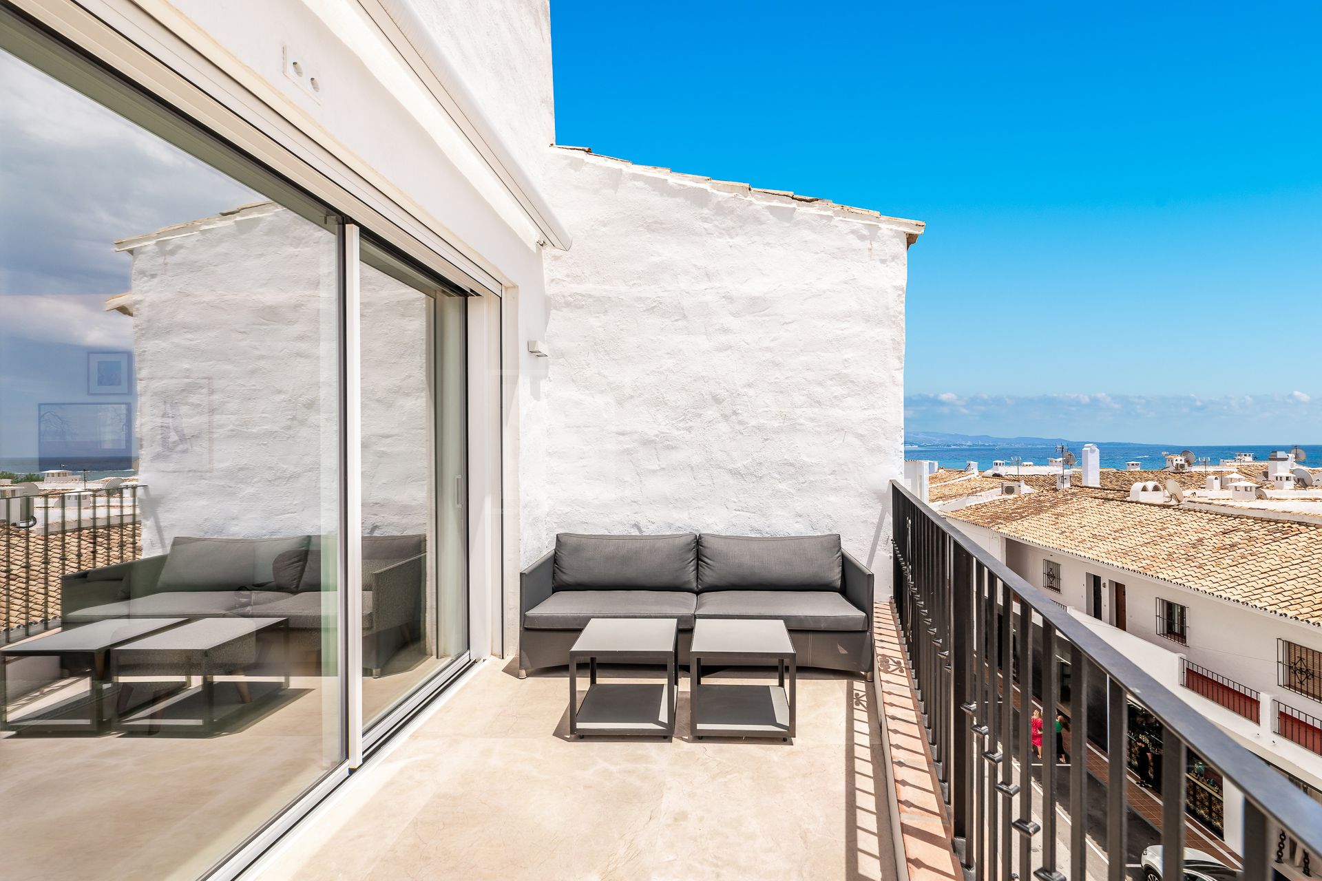 APARTMENT WITH STUNNING VIEWS IN PUERTO BANUS