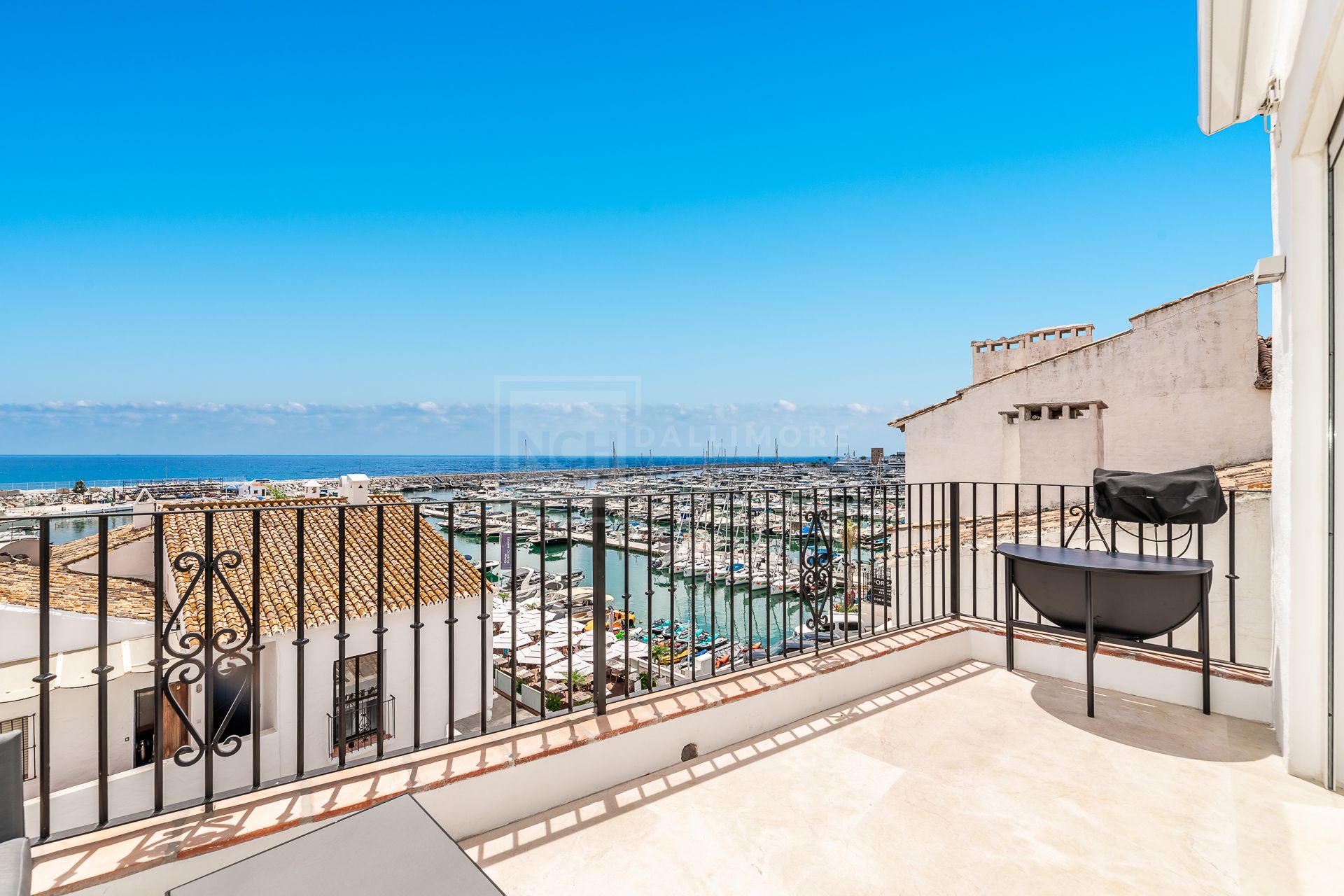 APARTMENT WITH STUNNING VIEWS IN PUERTO BANUS