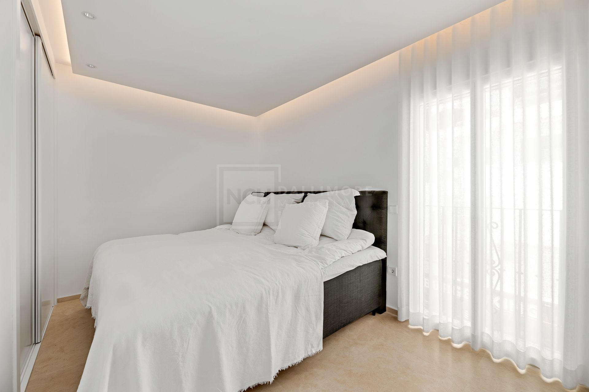 APARTMENT WITH STUNNING VIEWS IN PUERTO BANUS