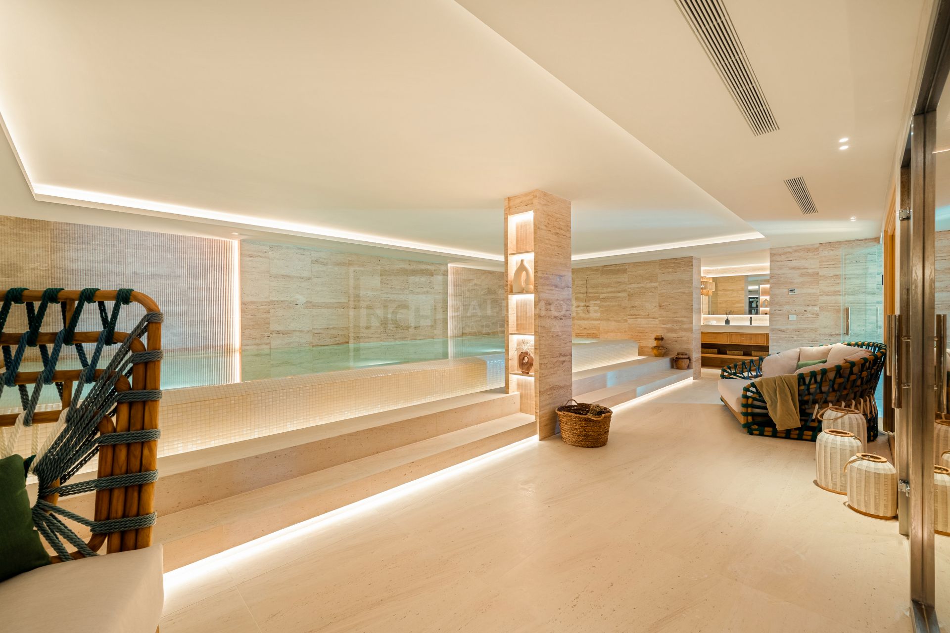 6-BEDROOM VILLA WITH SPA, GYM AND GOLF VIEWS IN ALOHA’S MOST DESIRABLE AREA