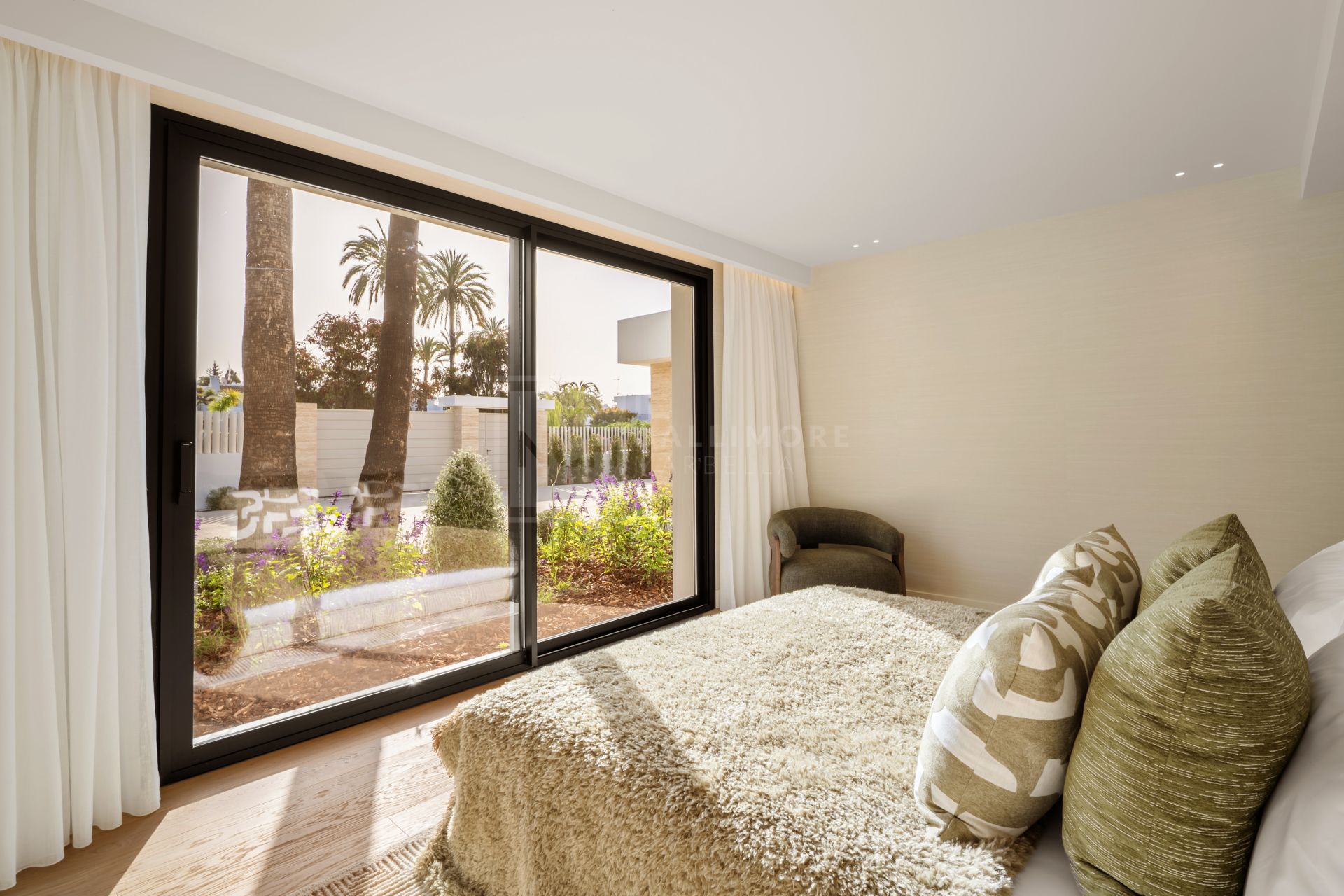 6-BEDROOM VILLA WITH SPA, GYM AND GOLF VIEWS IN ALOHA’S MOST DESIRABLE AREA