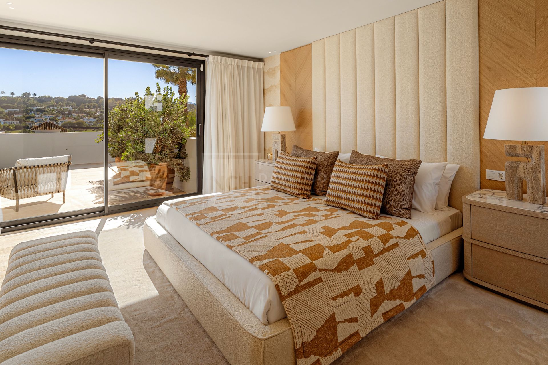 6-BEDROOM VILLA WITH SPA, GYM AND GOLF VIEWS IN ALOHA’S MOST DESIRABLE AREA
