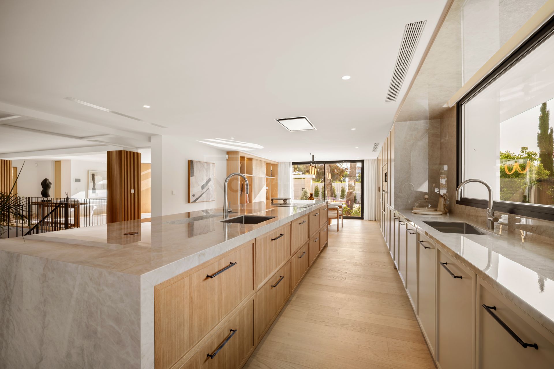 6-BEDROOM VILLA WITH SPA, GYM AND GOLF VIEWS IN ALOHA’S MOST DESIRABLE AREA