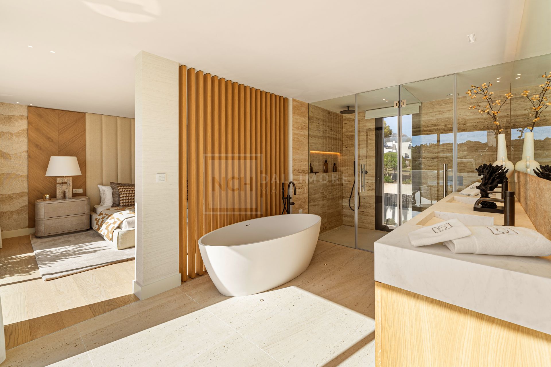 6-BEDROOM VILLA WITH SPA, GYM AND GOLF VIEWS IN ALOHA’S MOST DESIRABLE AREA