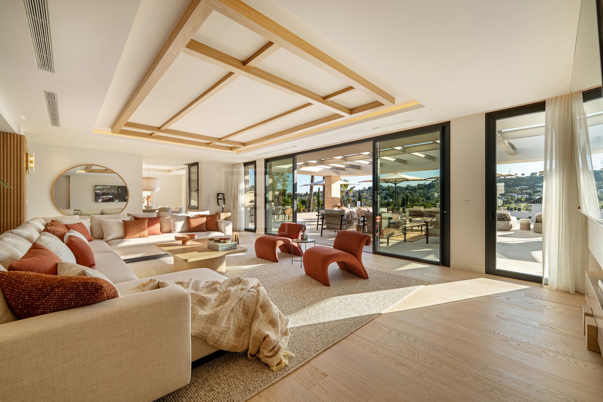 6-BEDROOM VILLA WITH SPA, GYM AND GOLF VIEWS IN ALOHA’S MOST DESIRABLE AREA