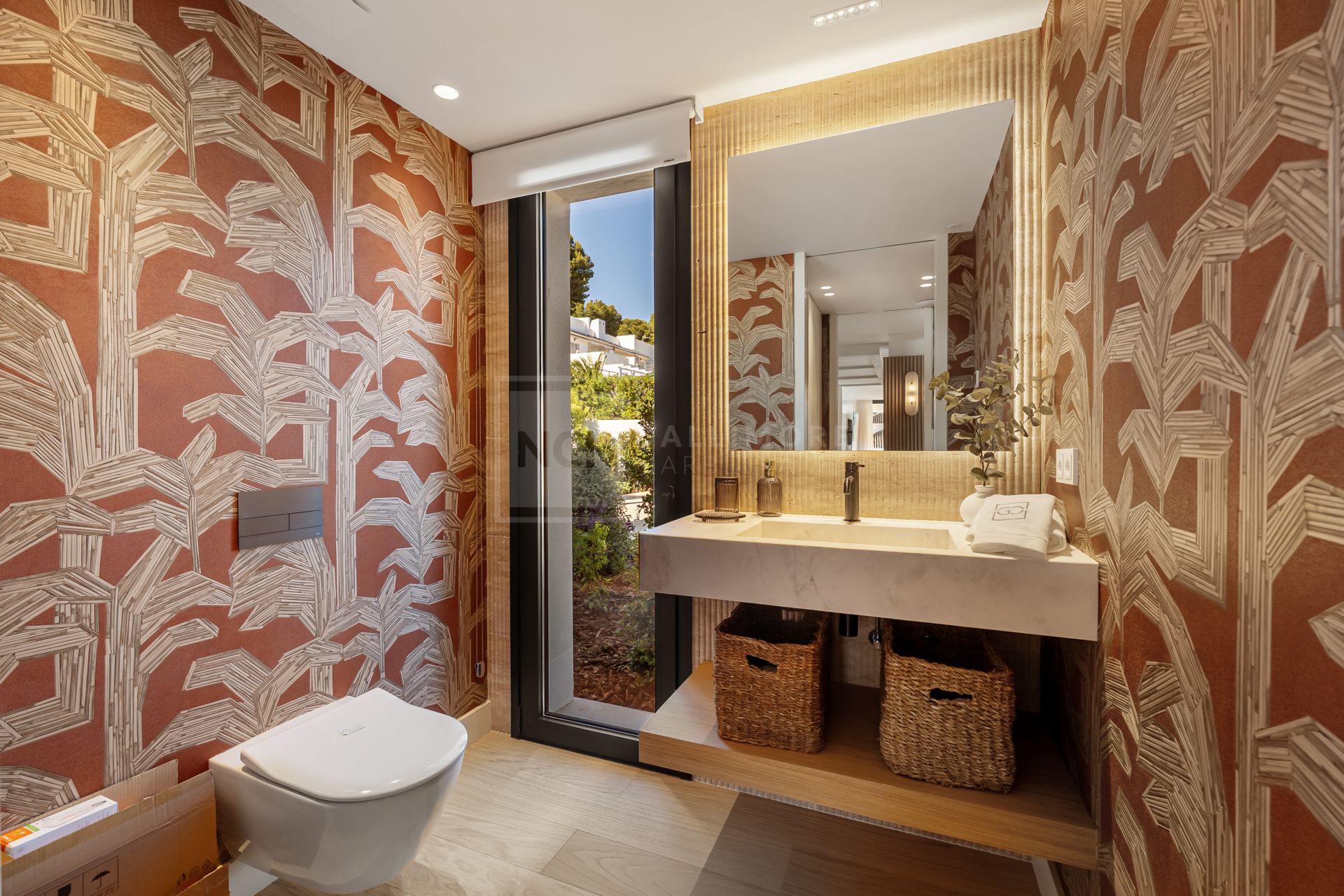 6-BEDROOM VILLA WITH SPA, GYM AND GOLF VIEWS IN ALOHA’S MOST DESIRABLE AREA