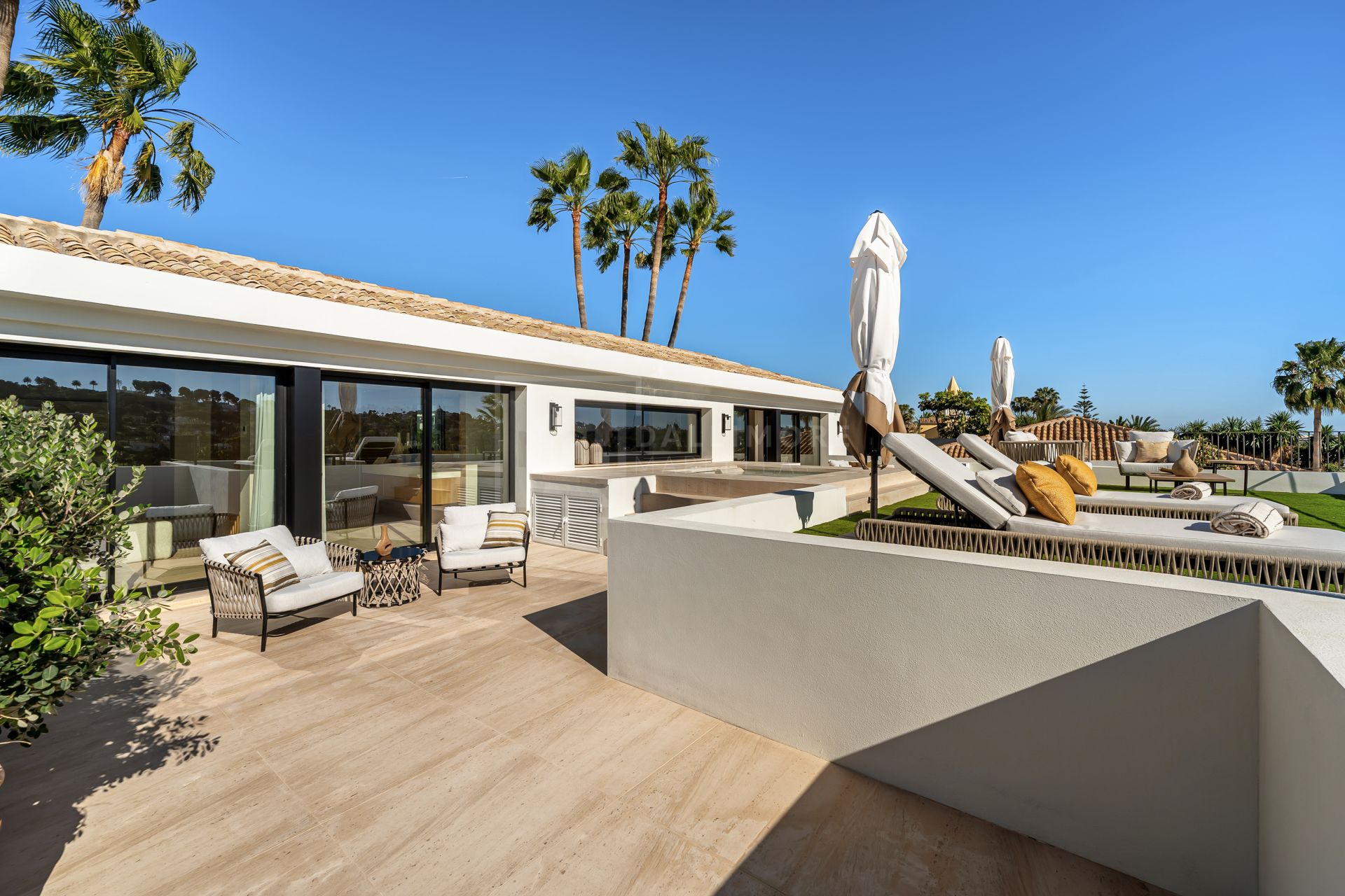 6-BEDROOM VILLA WITH SPA, GYM AND GOLF VIEWS IN ALOHA’S MOST DESIRABLE AREA