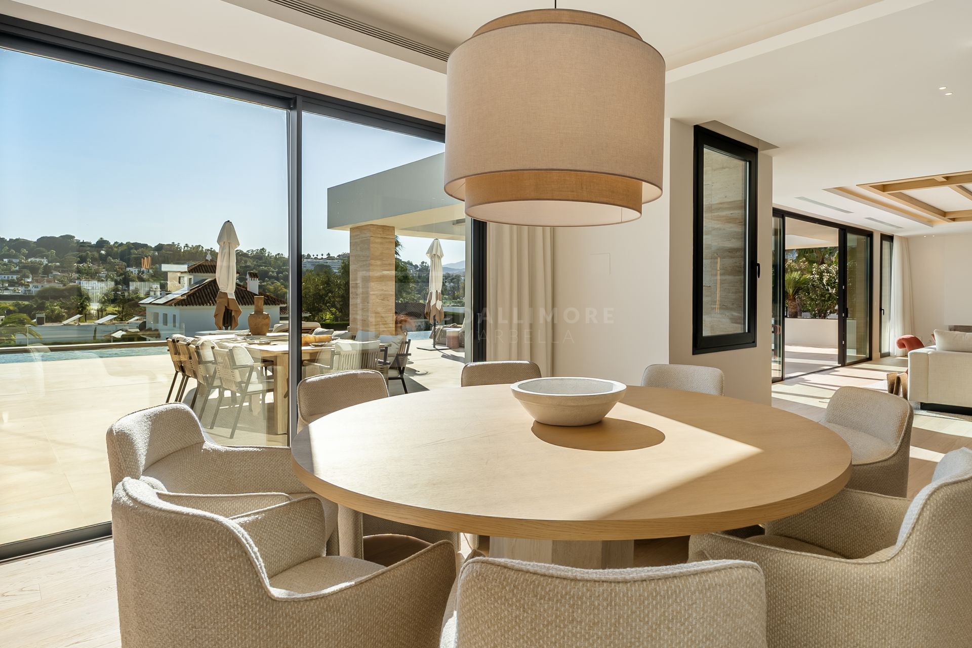 6-BEDROOM VILLA WITH SPA, GYM AND GOLF VIEWS IN ALOHA’S MOST DESIRABLE AREA