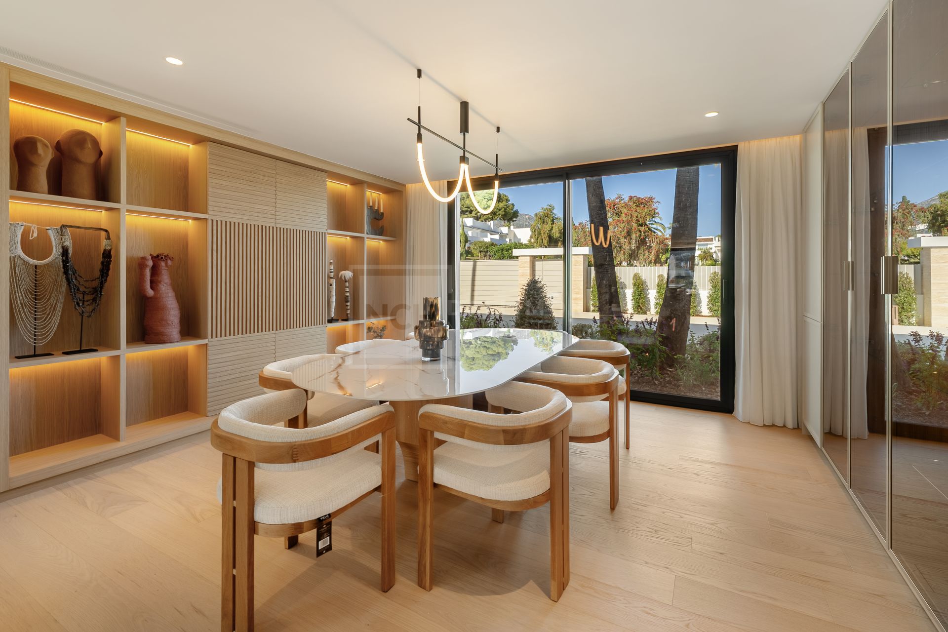 6-BEDROOM VILLA WITH SPA, GYM AND GOLF VIEWS IN ALOHA’S MOST DESIRABLE AREA