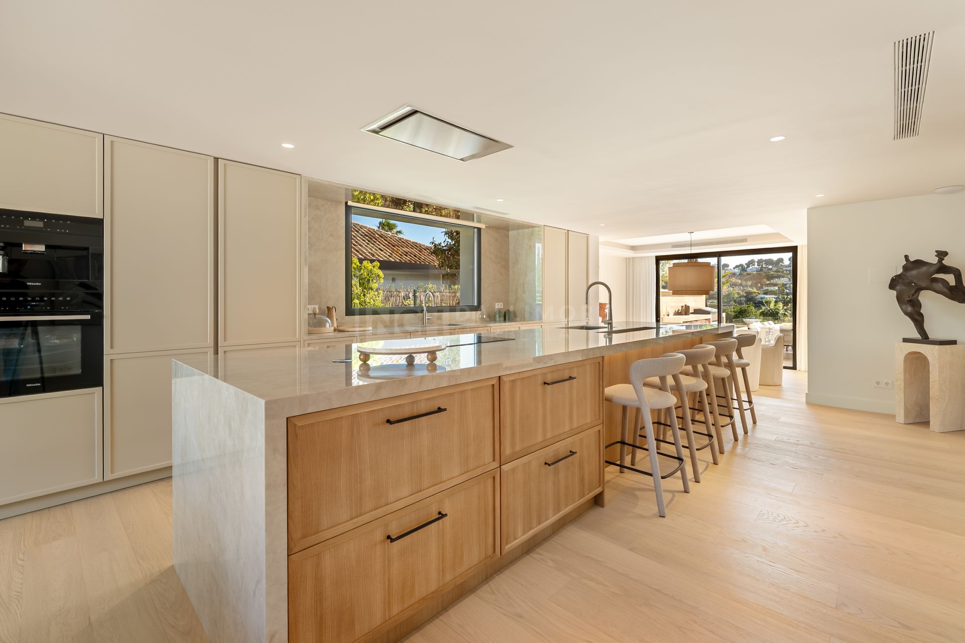 6-BEDROOM VILLA WITH SPA, GYM AND GOLF VIEWS IN ALOHA’S MOST DESIRABLE AREA