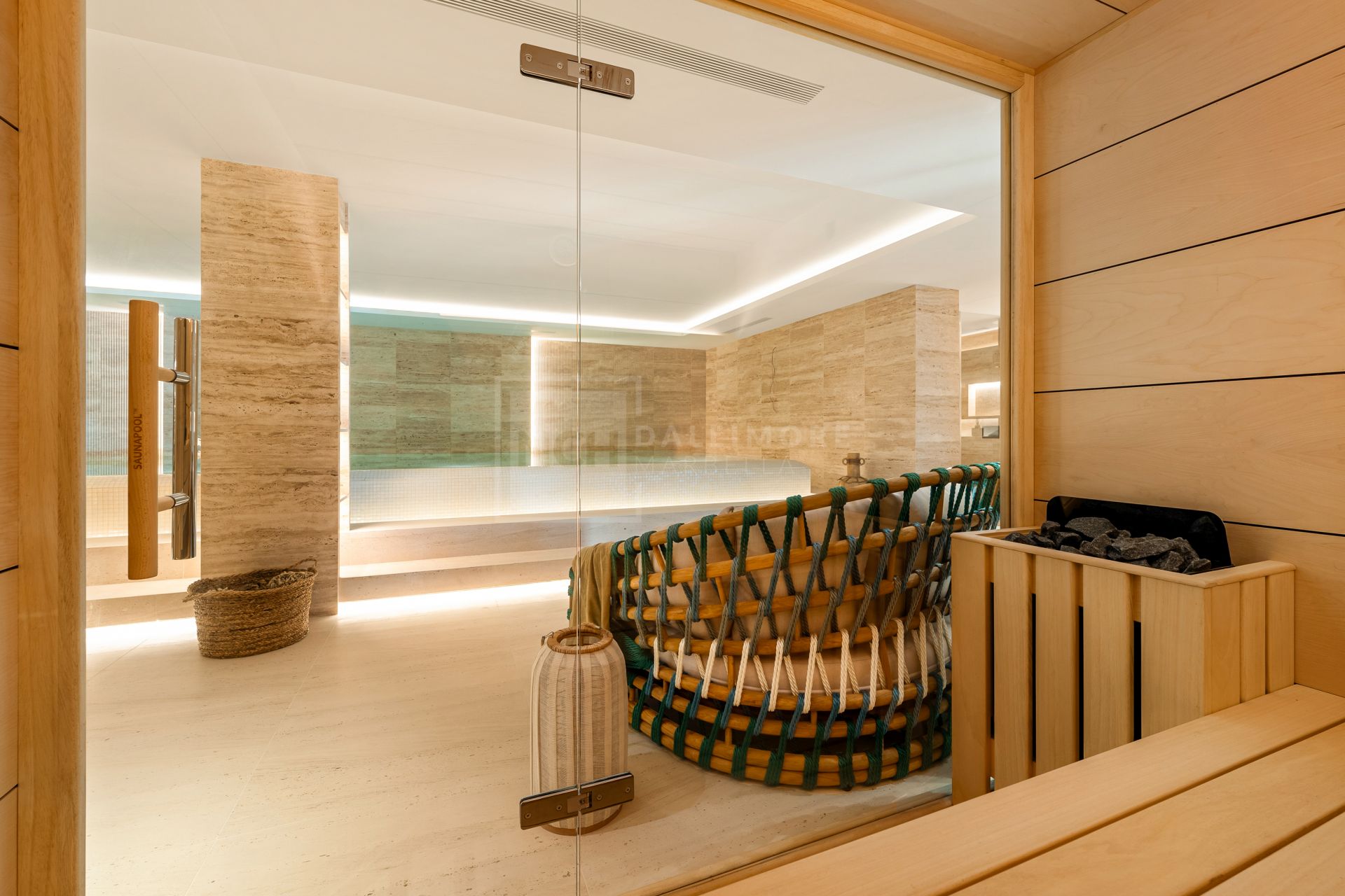 6-BEDROOM VILLA WITH SPA, GYM AND GOLF VIEWS IN ALOHA’S MOST DESIRABLE AREA