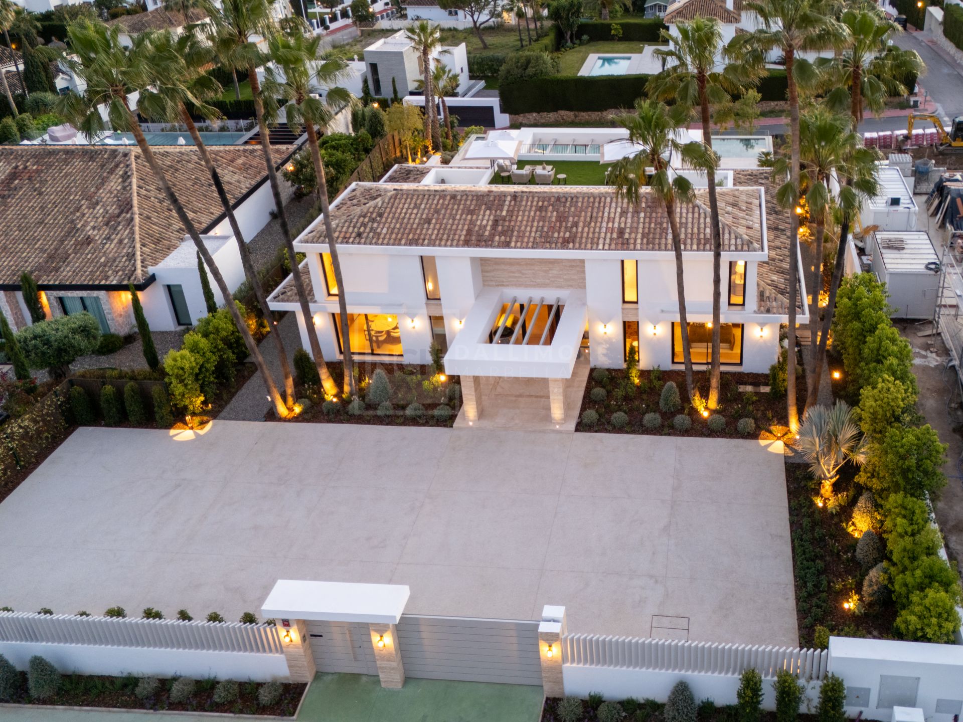 6-BEDROOM VILLA WITH SPA, GYM AND GOLF VIEWS IN ALOHA’S MOST DESIRABLE AREA