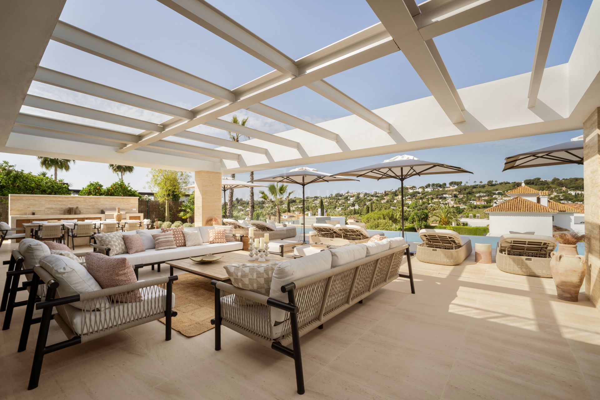 6-BEDROOM VILLA WITH SPA, GYM AND GOLF VIEWS IN ALOHA’S MOST DESIRABLE AREA