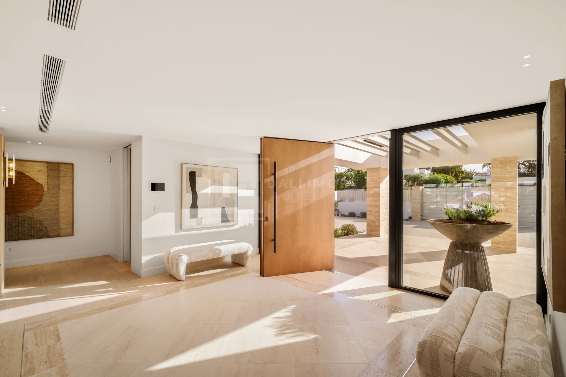 6-BEDROOM VILLA WITH SPA, GYM AND GOLF VIEWS IN ALOHA’S MOST DESIRABLE AREA
