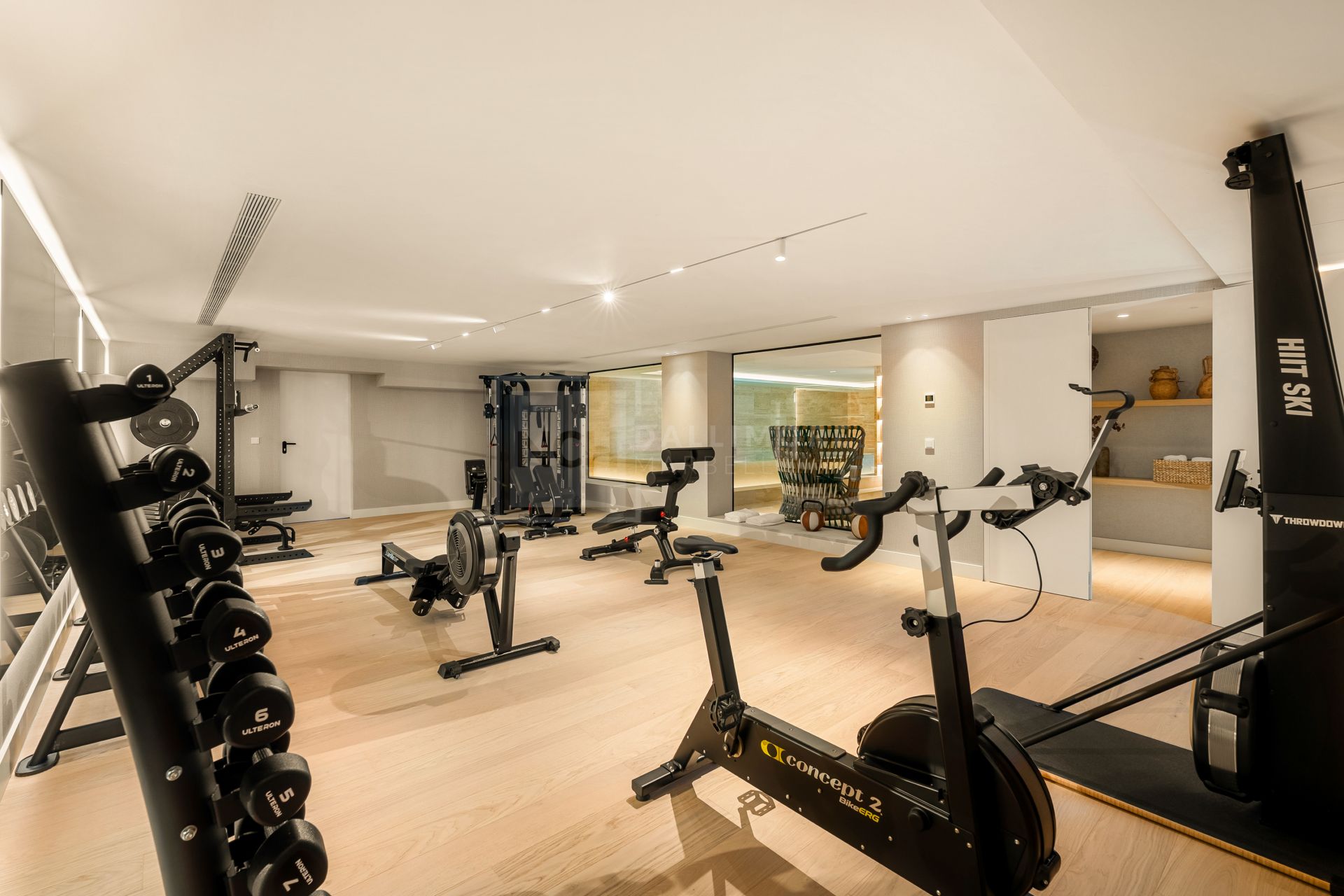 6-BEDROOM VILLA WITH SPA, GYM AND GOLF VIEWS IN ALOHA’S MOST DESIRABLE AREA