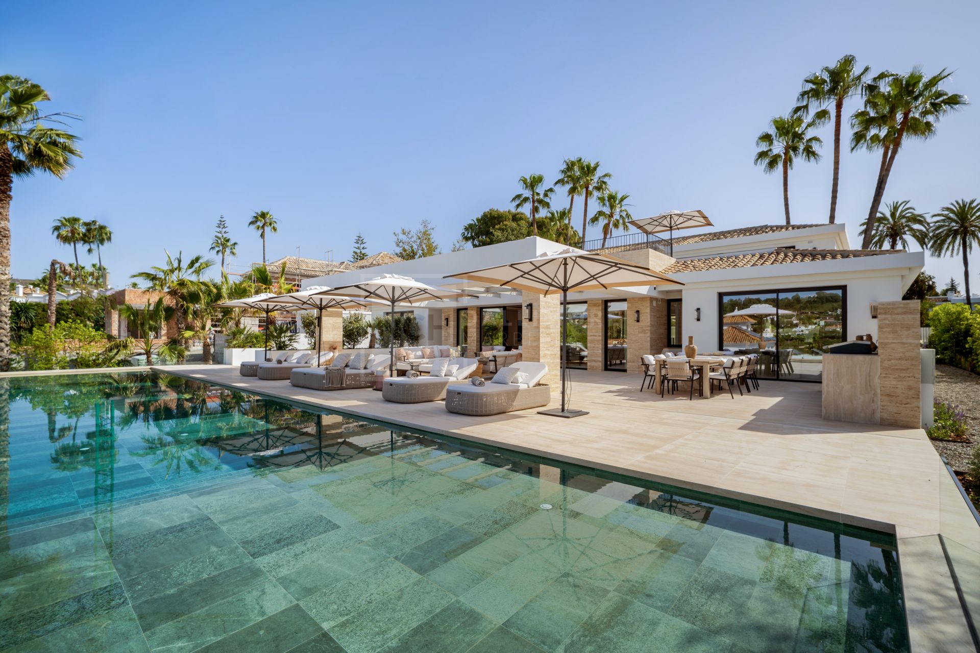 6-BEDROOM VILLA WITH SPA, GYM AND GOLF VIEWS IN ALOHA’S MOST DESIRABLE AREA