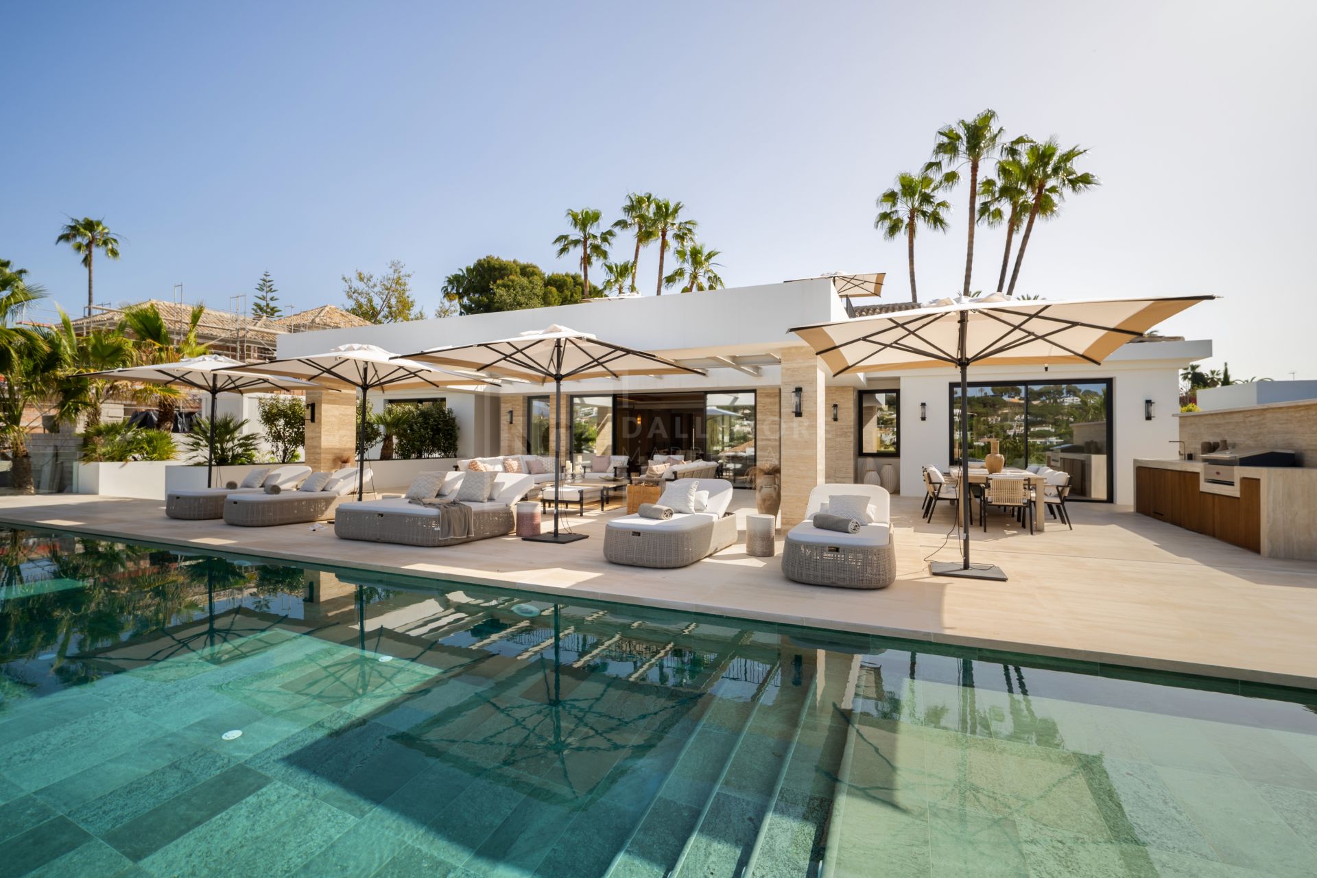 6-BEDROOM VILLA WITH SPA, GYM AND GOLF VIEWS IN ALOHA’S MOST DESIRABLE AREA