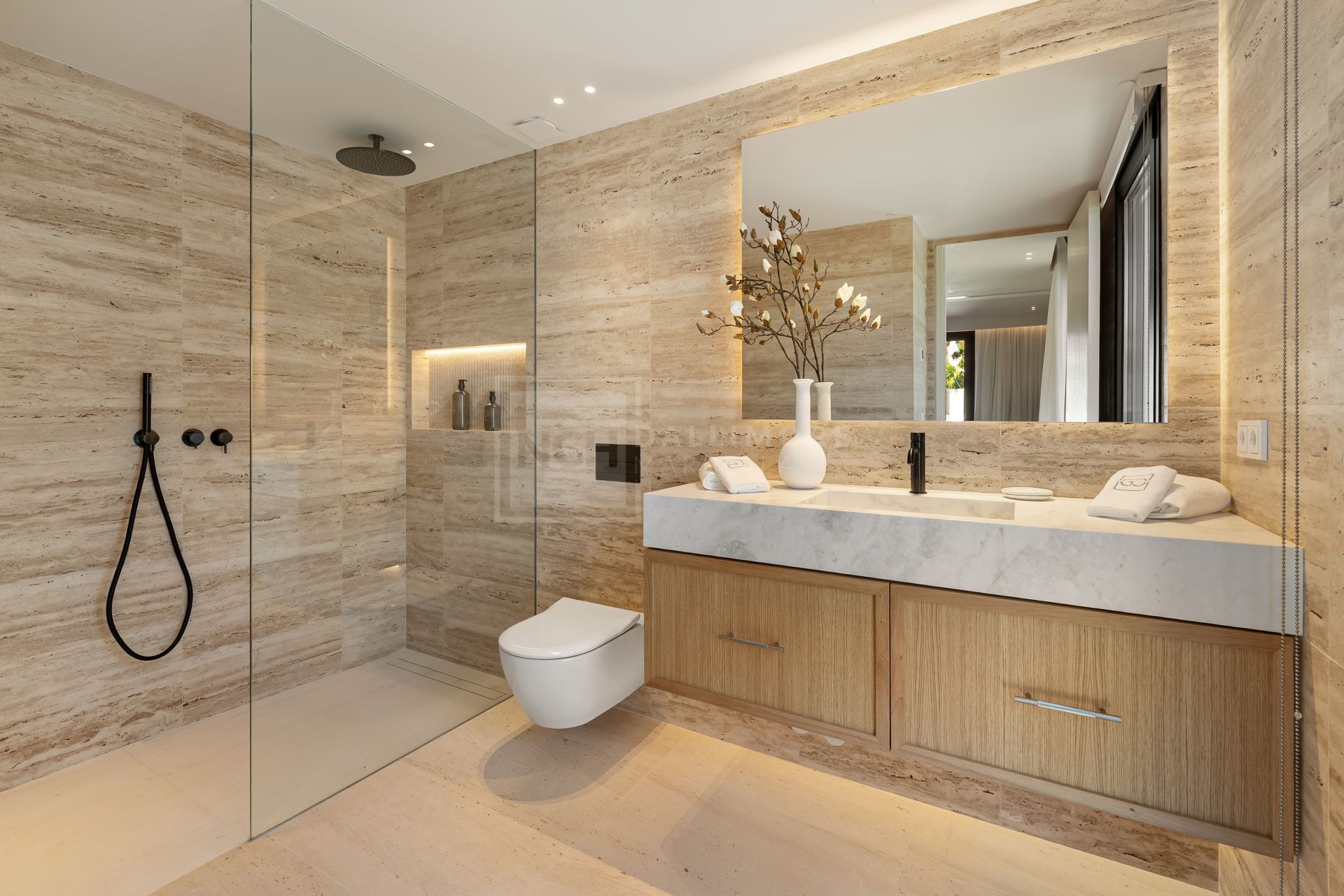 6-BEDROOM VILLA WITH SPA, GYM AND GOLF VIEWS IN ALOHA’S MOST DESIRABLE AREA